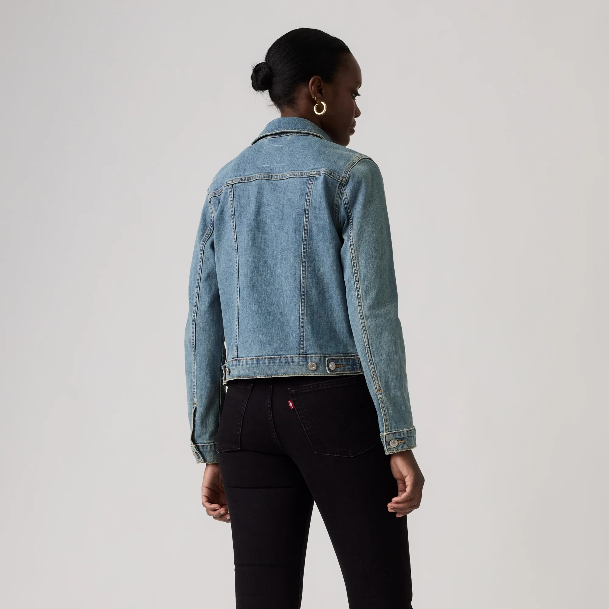 LEVI’S® WOMEN'S ORIGINAL TRUCKER JACKET - MED INDIGO - WORN IN - Image 3