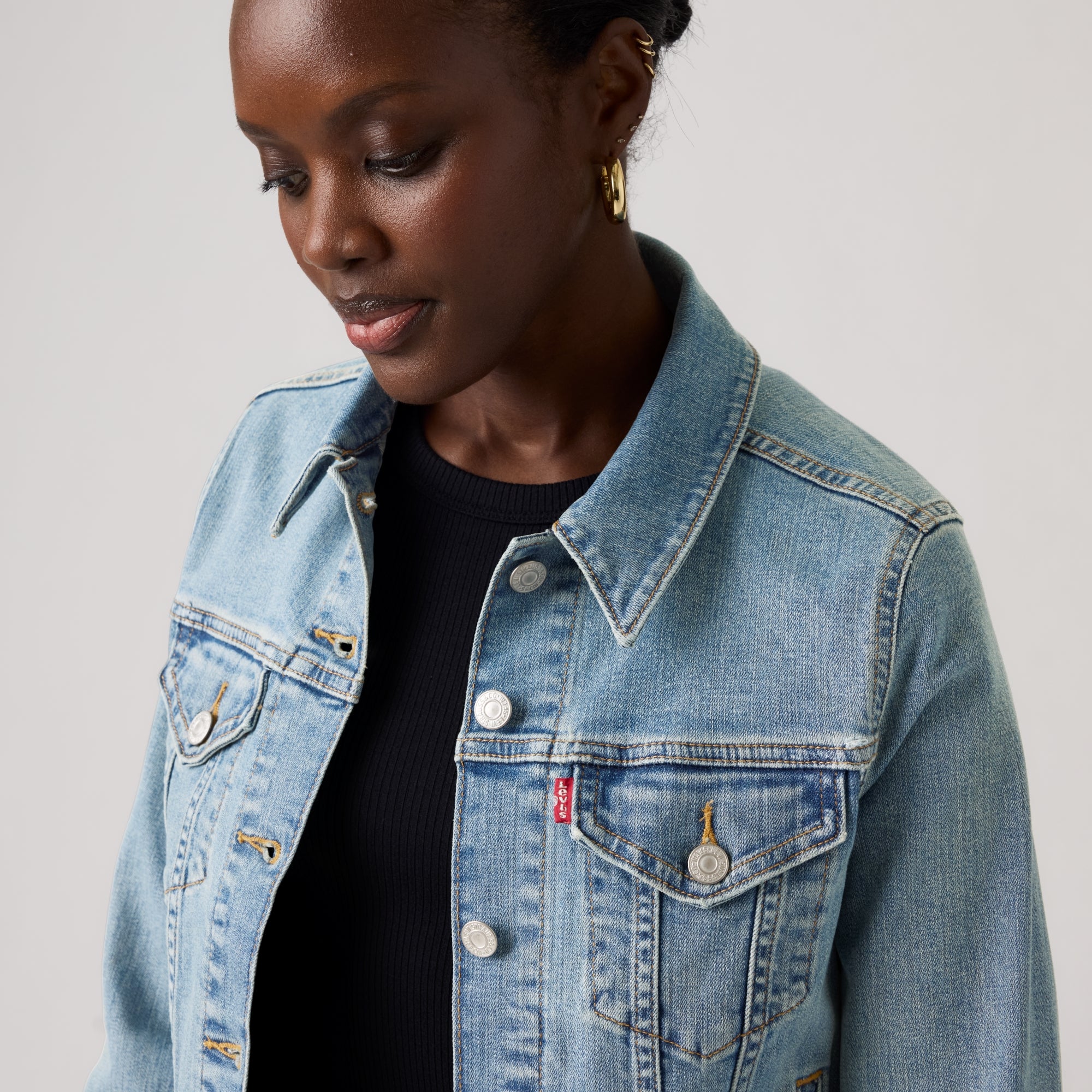 LEVI’S® WOMEN'S ORIGINAL TRUCKER JACKET - MED INDIGO - WORN IN - Image 4