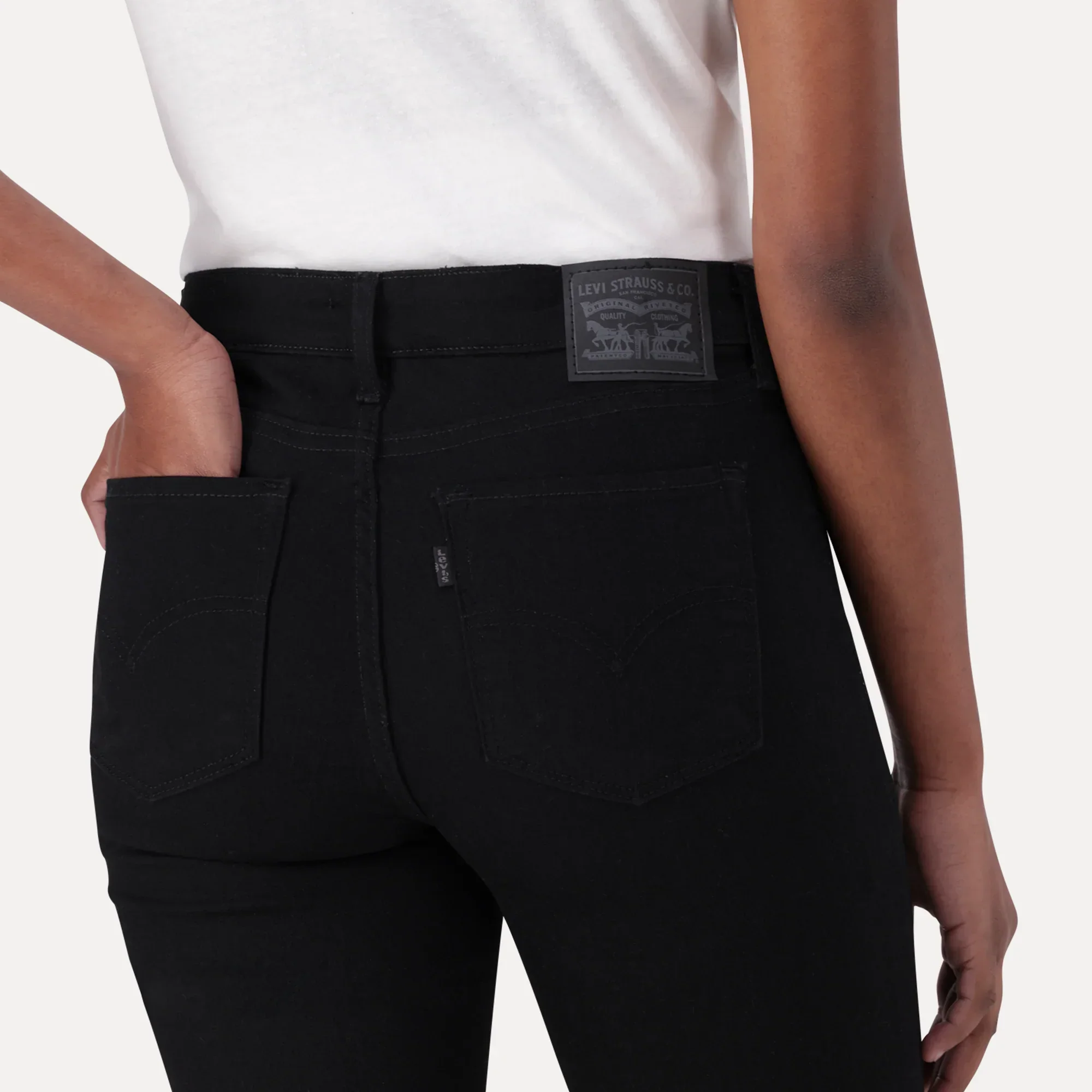 LEVI’S® WOMEN'S 712 MID-RISE SLIM JEANS - BLACK - Image 5