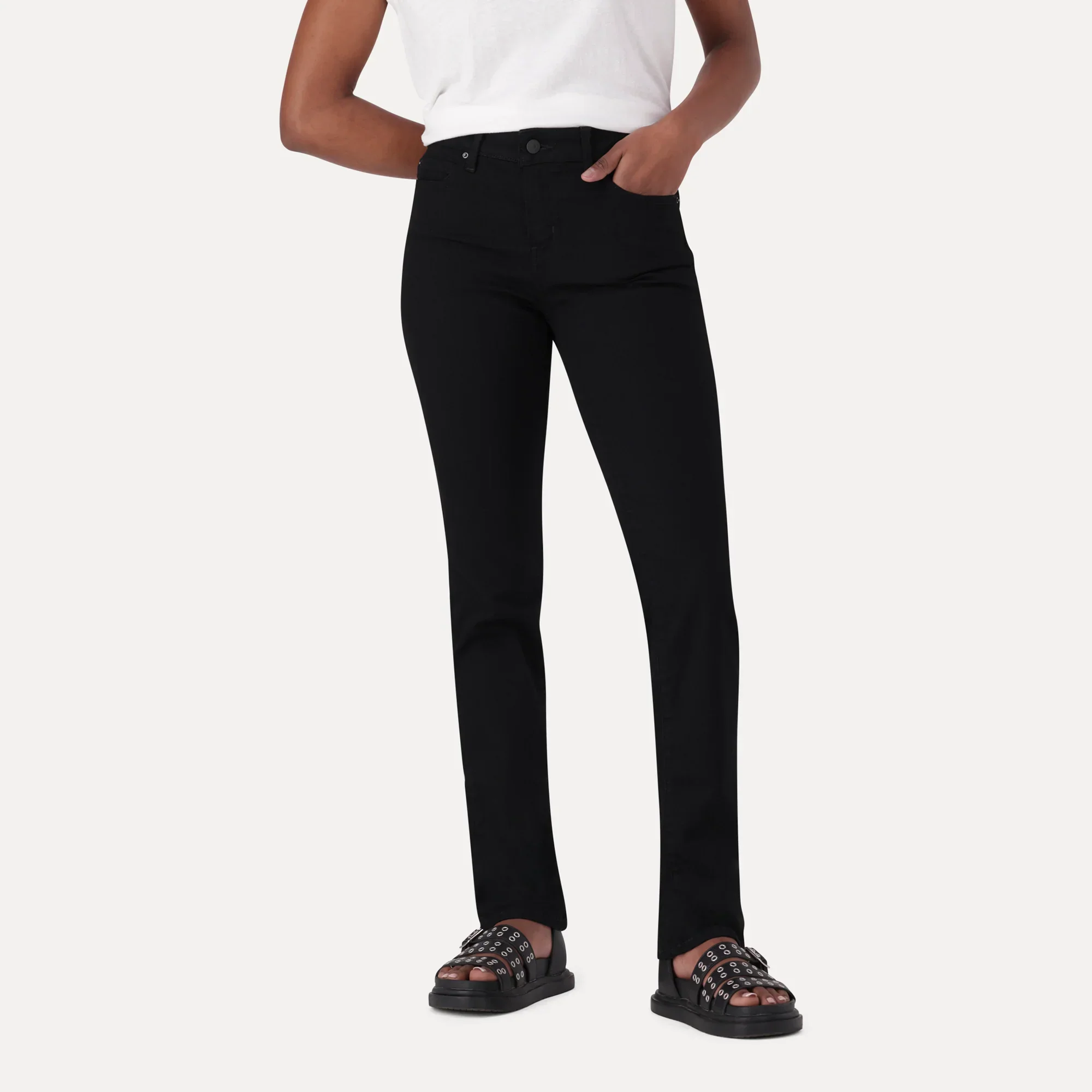LEVI’S® WOMEN'S 712 MID-RISE SLIM JEANS - BLACK - Image 6