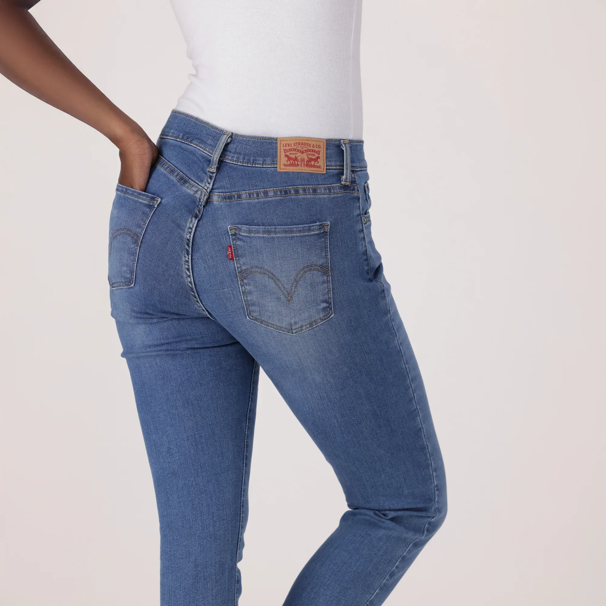 LEVI'S® WOMEN'S CURVY SKINNY - MED INDIGO - FLAT FINISH - Image 5