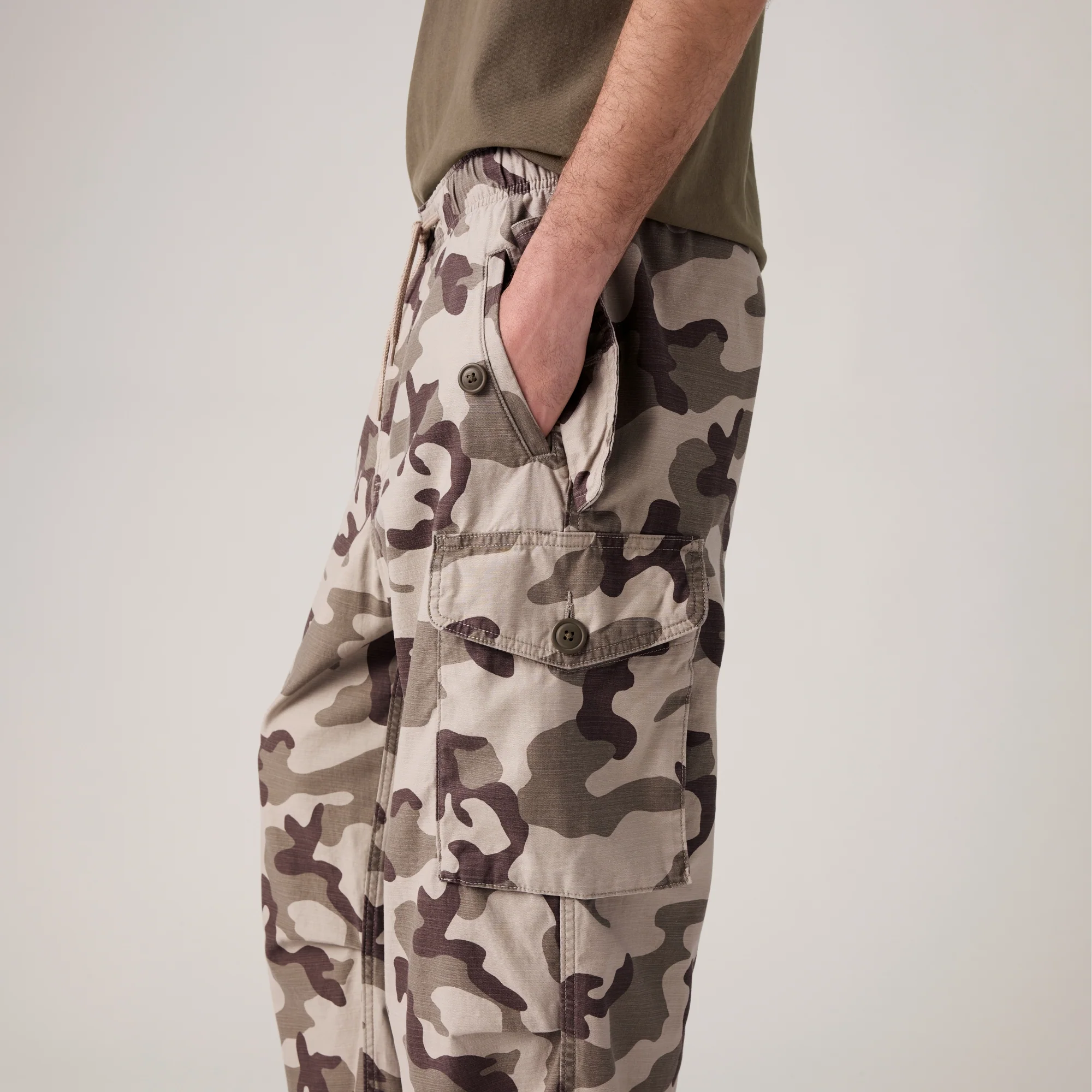 LEVI'S® MEN'S BAGGY FIELD CARGOS - TAN - Image 5