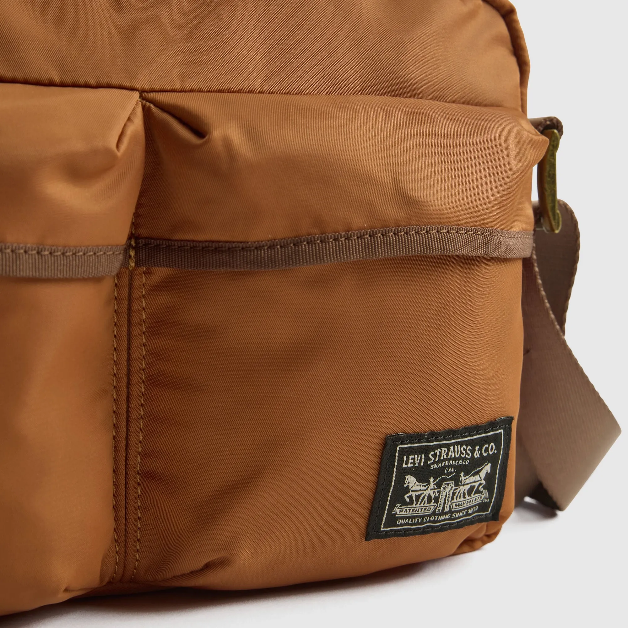 LEVI'S® MEN'S MISSION BAY CROSSBODY - NEUTRAL - Image 4
