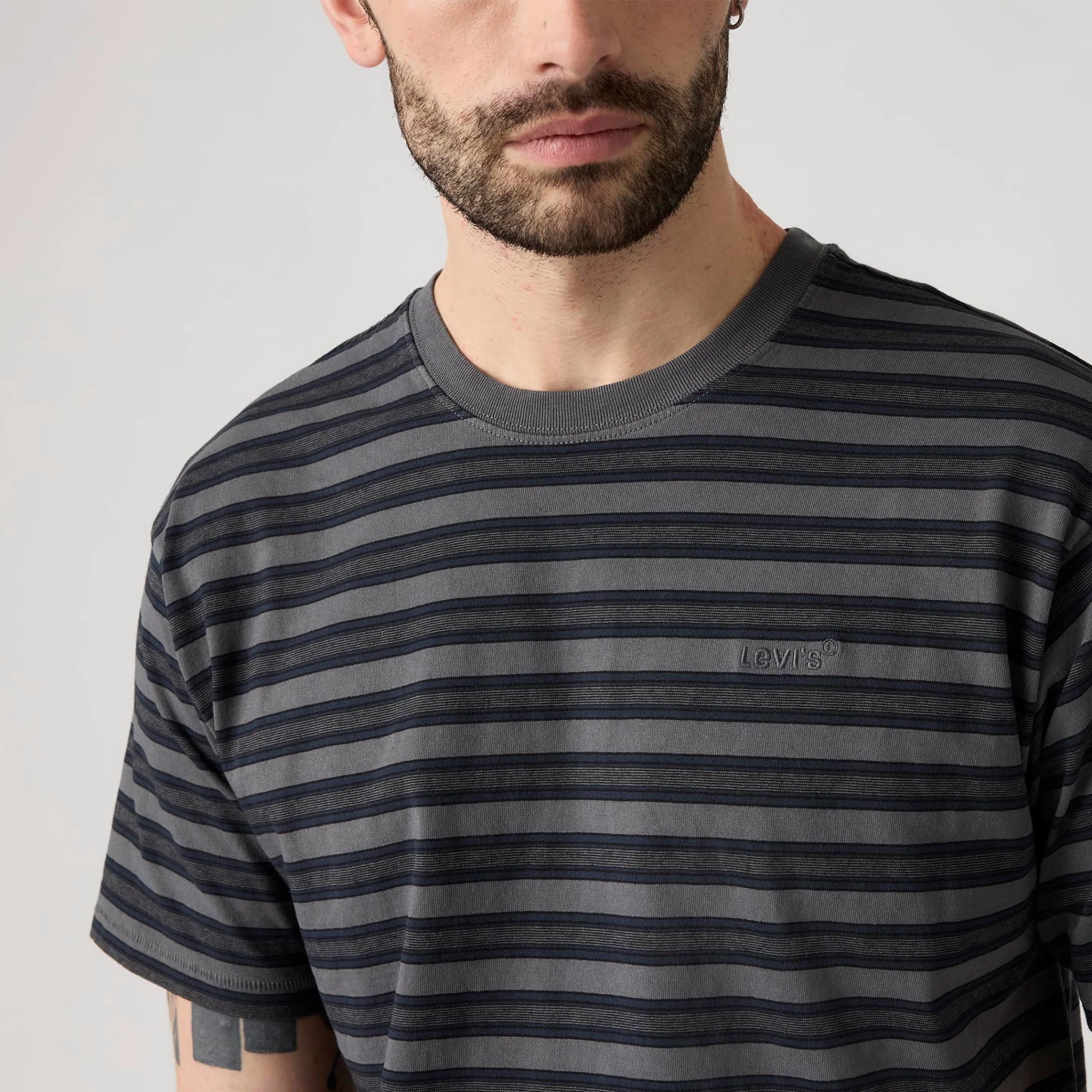 LEVI'S® MEN'S RED TAB VINTAGE T-SHIRT - MULTI COLOUR - Image 4