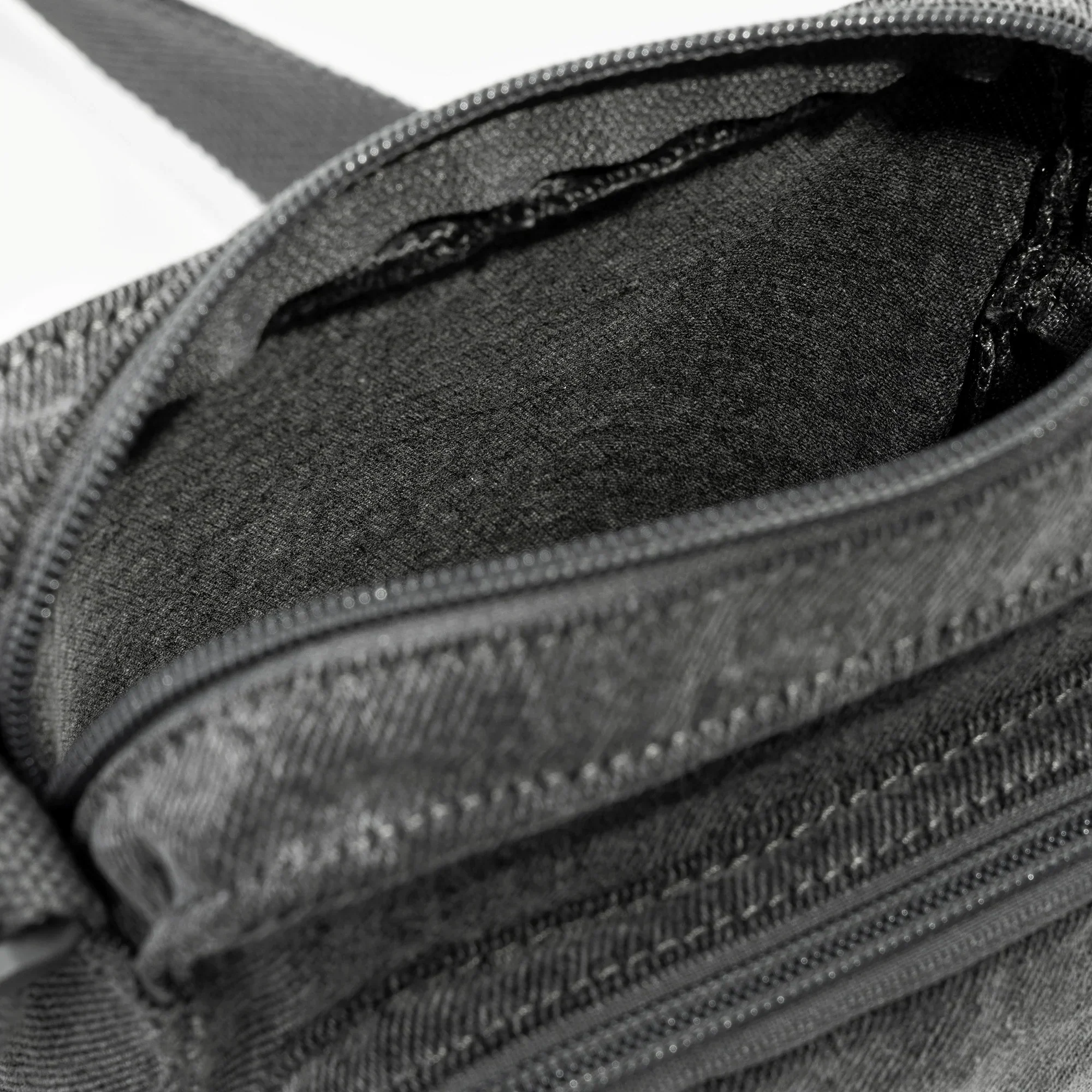 LEVI'S® MEN'S SMALL ZIP CROSSBODY BAG - GREY - Image 3