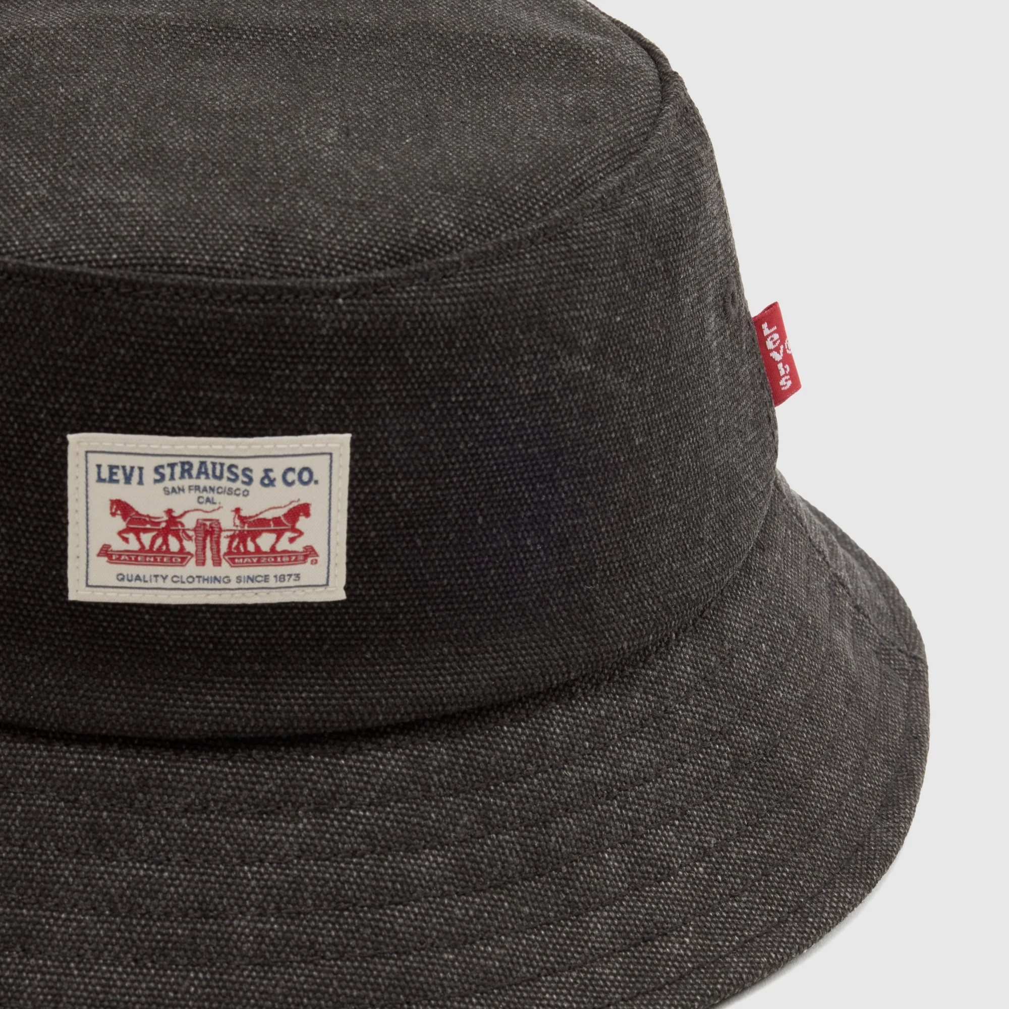 LEVI'S® MEN'S STRAUSS BUCKET HAT  - BLACK - Image 4