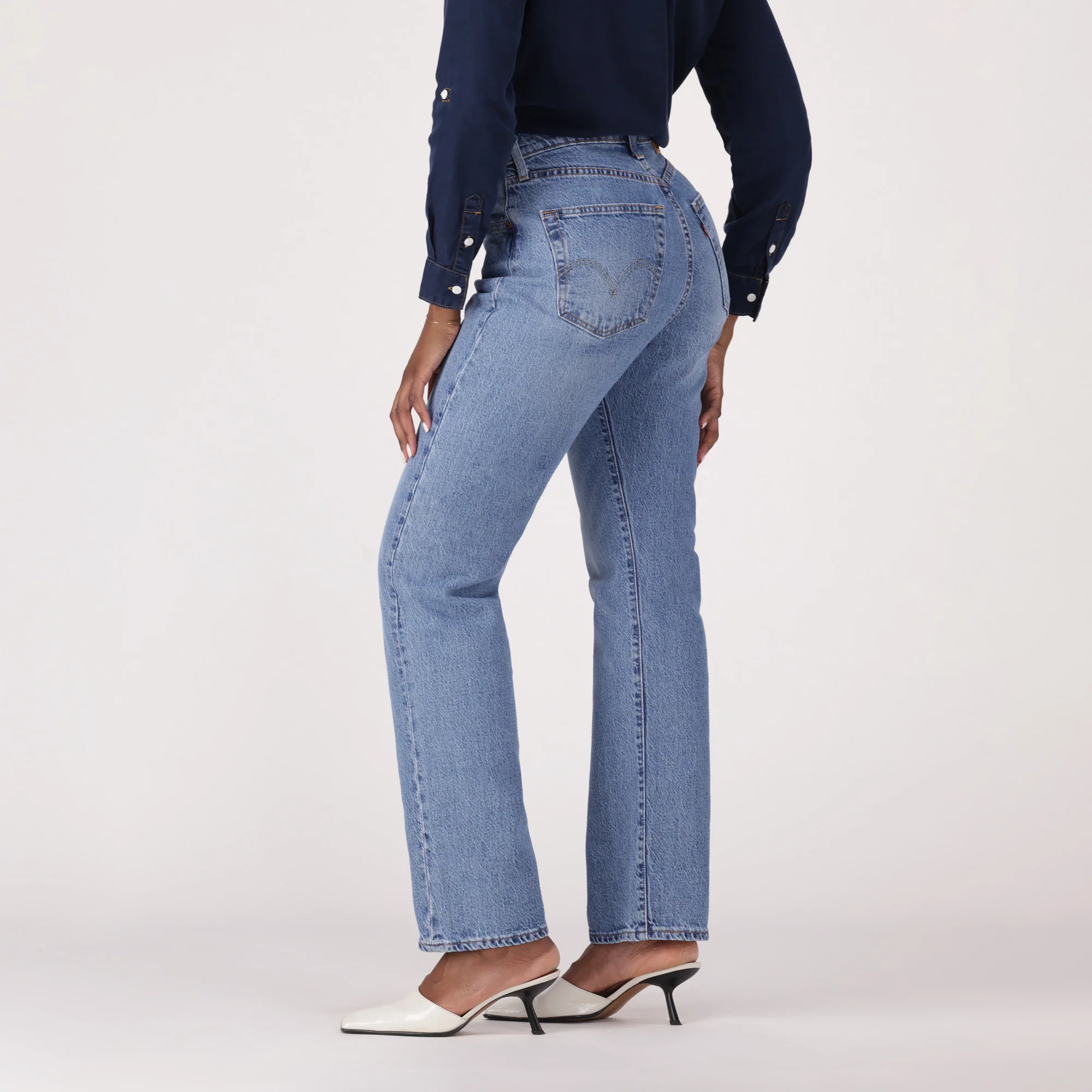 LEVI'S® WOMEN'S 501® CURVE JEANS - MED INDIGO - WORN IN - Image 4