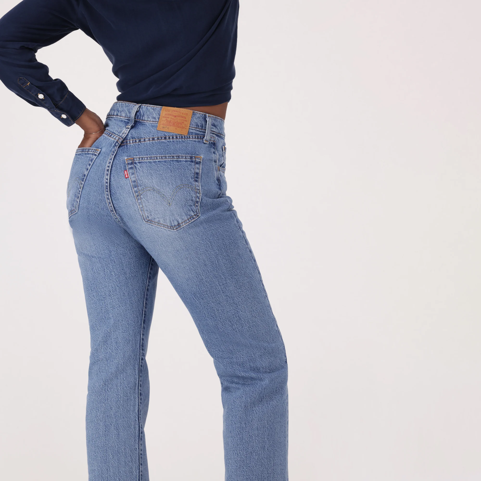LEVI'S® WOMEN'S 501® CURVE JEANS - MED INDIGO - WORN IN - Image 5