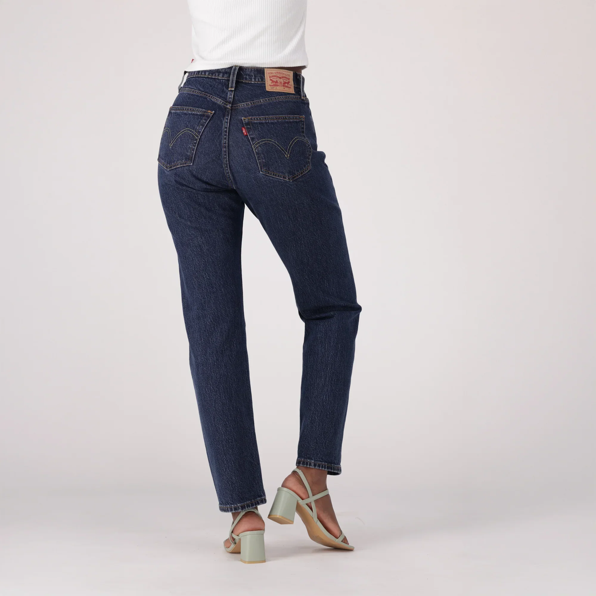 LEVI'S® WOMEN'S 501® CURVE JEANS - MED INDIGO - WORN IN - Image 4