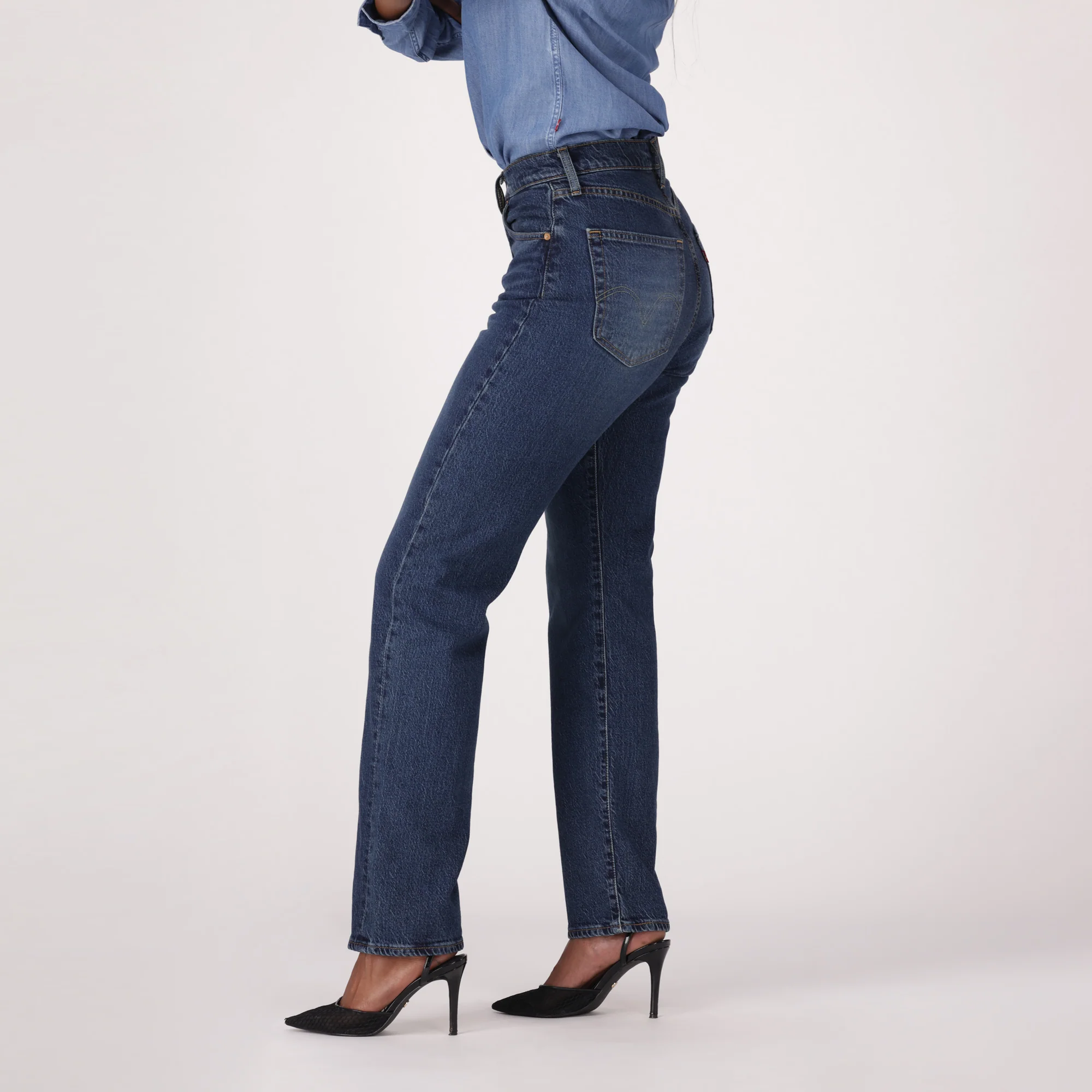 LEVI'S® WOMEN'S 501® CURVE JEANS - MED INDIGO - WORN IN - Image 4