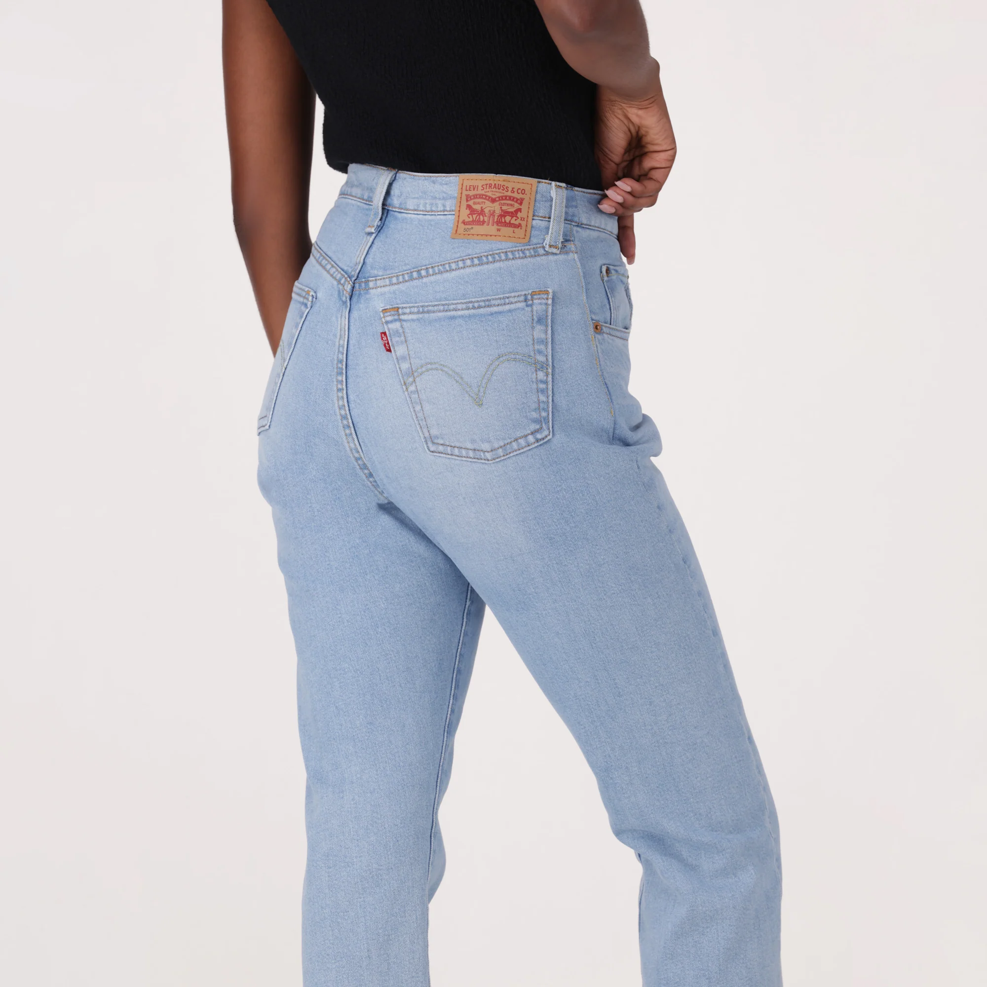 LEVI'S® WOMEN'S 501® ORIGINAL CROPPED JEANS - MED INDIGO - WORN IN - Image 5