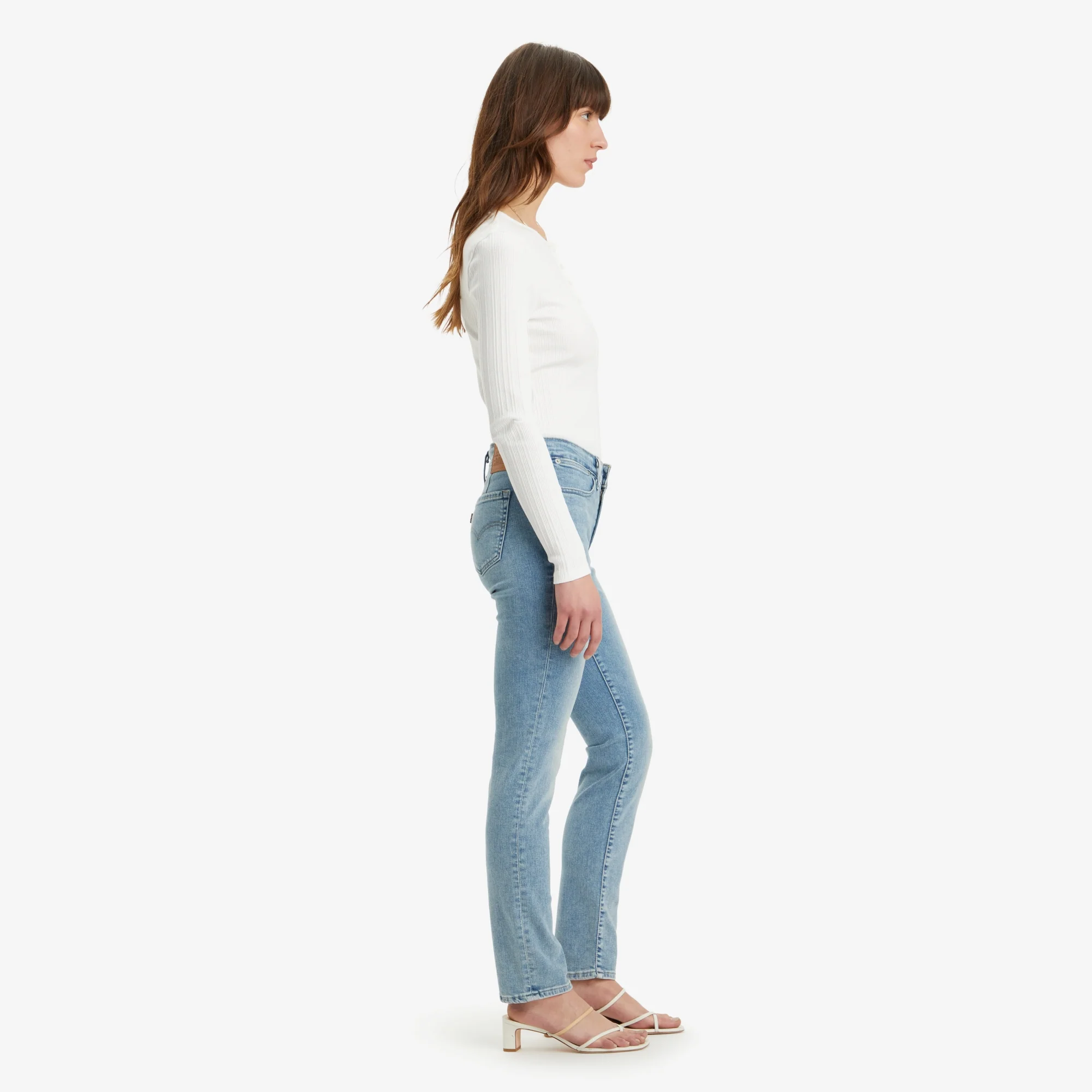 LEVI'S® WOMEN'S 712 MID-RISE SLIM JEANS - LIGHT INDIGO - WORN IN - Image 4