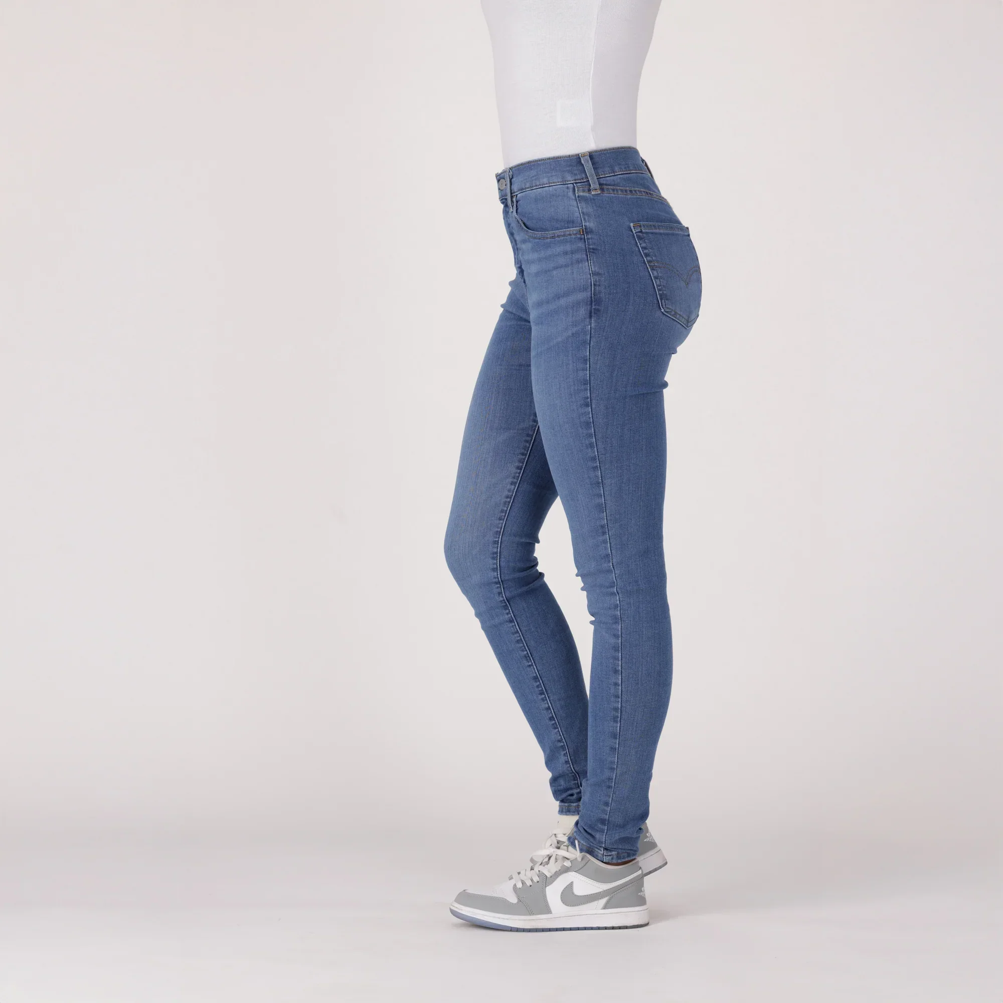 LEVI'S® WOMEN'S 720 HIGH-RISE SUPER SKINNY JEANS - MED INDIGO - WORN IN - Image 3