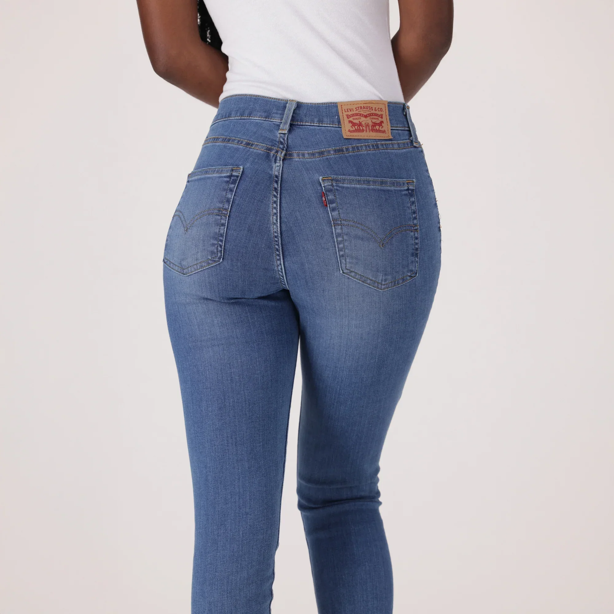 LEVI'S® WOMEN'S 720 HIGH-RISE SUPER SKINNY JEANS - MED INDIGO - WORN IN - Image 4
