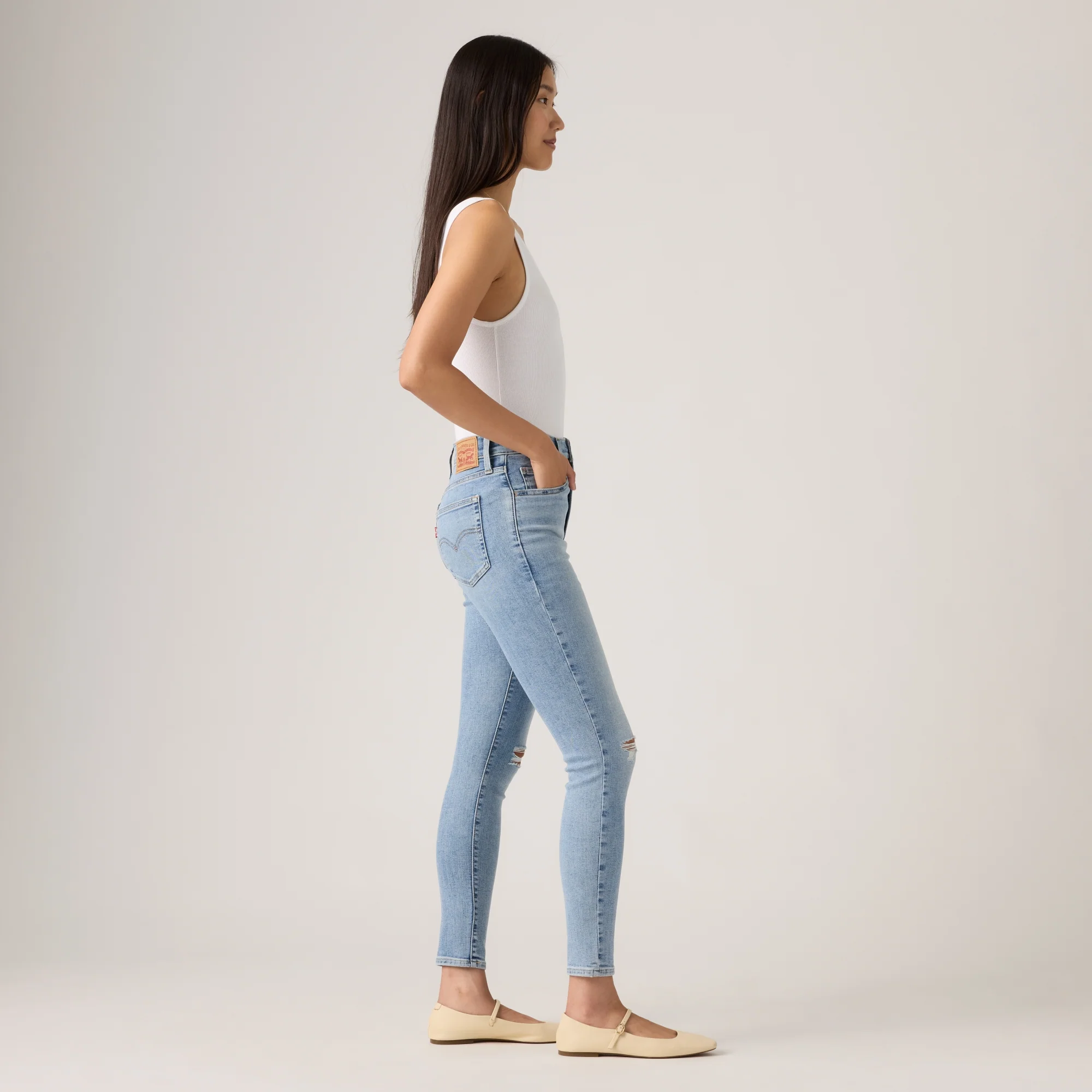 LEVI'S® WOMEN'S 720 HIGH-RISE SUPER SKINNY JEANS - MED INDIGO - WORN IN - Image 4
