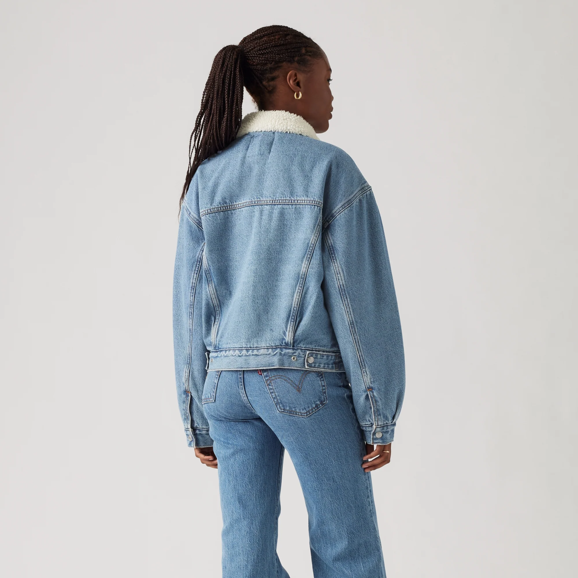 LEVI'S® WOMEN'S '90S SHERPA TRUCKER JACKET - DARK INDIGO WORN IN - Image 2