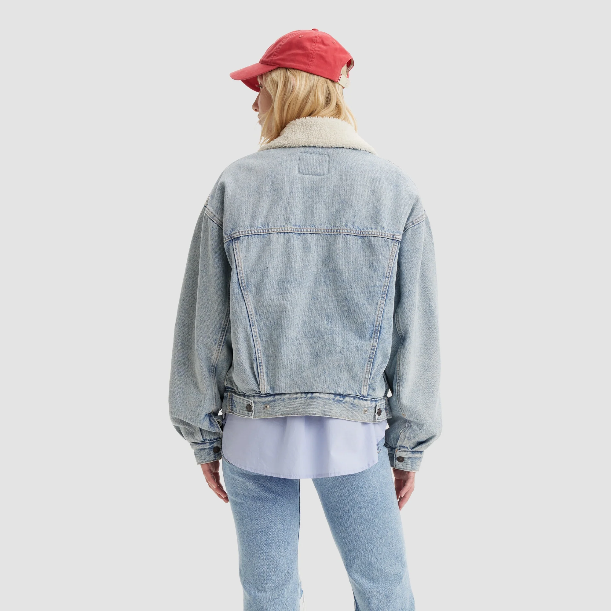 LEVI'S® WOMEN'S '90S SHERPA TRUCKER JACKET - LIGHT INDIGO - WORN IN - Image 3