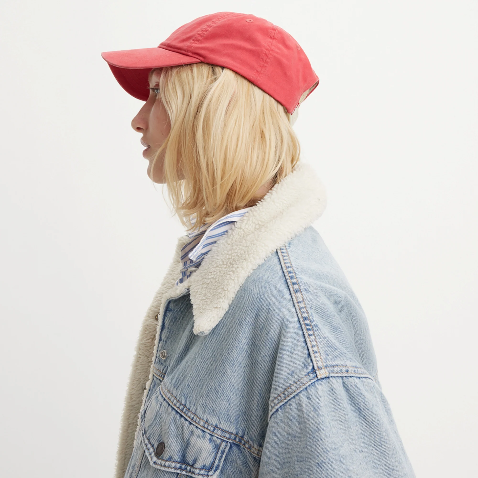 LEVI'S® WOMEN'S '90S SHERPA TRUCKER JACKET - LIGHT INDIGO - WORN IN - Image 4