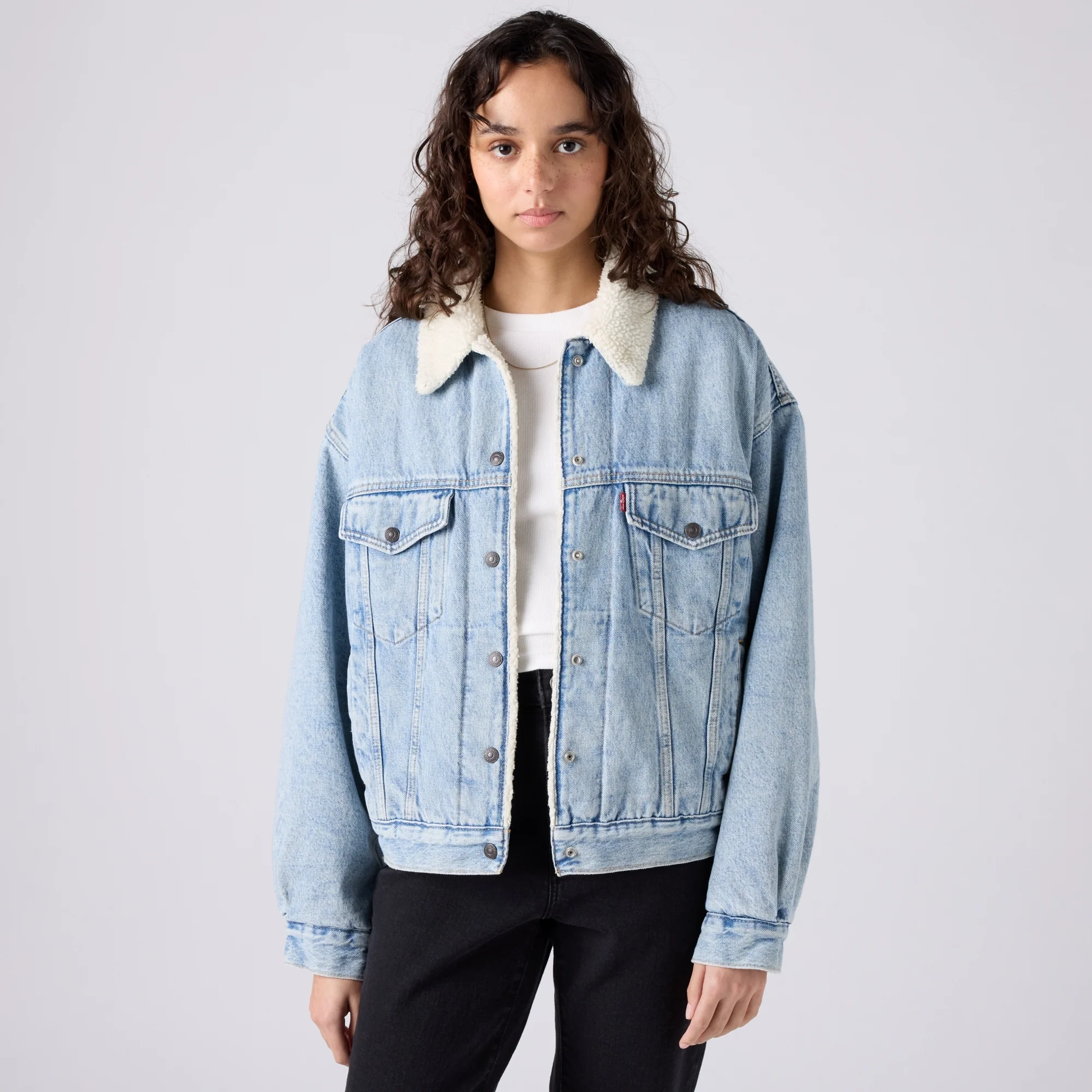 LEVI'S® WOMEN'S '90S SHERPA TRUCKER JACKET - LIGHT INDIGO - WORN IN - Image 5
