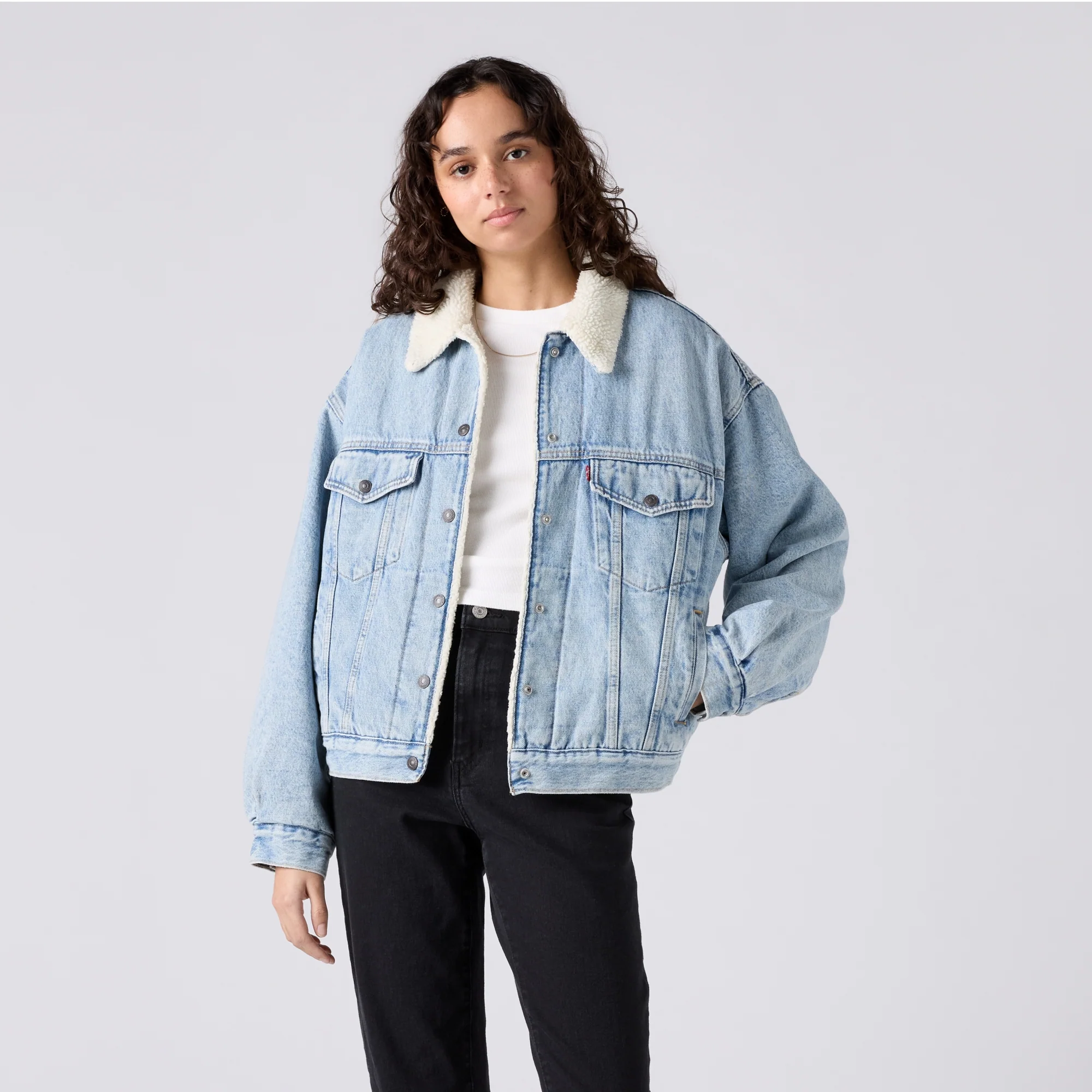 LEVI'S® WOMEN'S '90S SHERPA TRUCKER JACKET - LIGHT INDIGO - WORN IN - Image 6