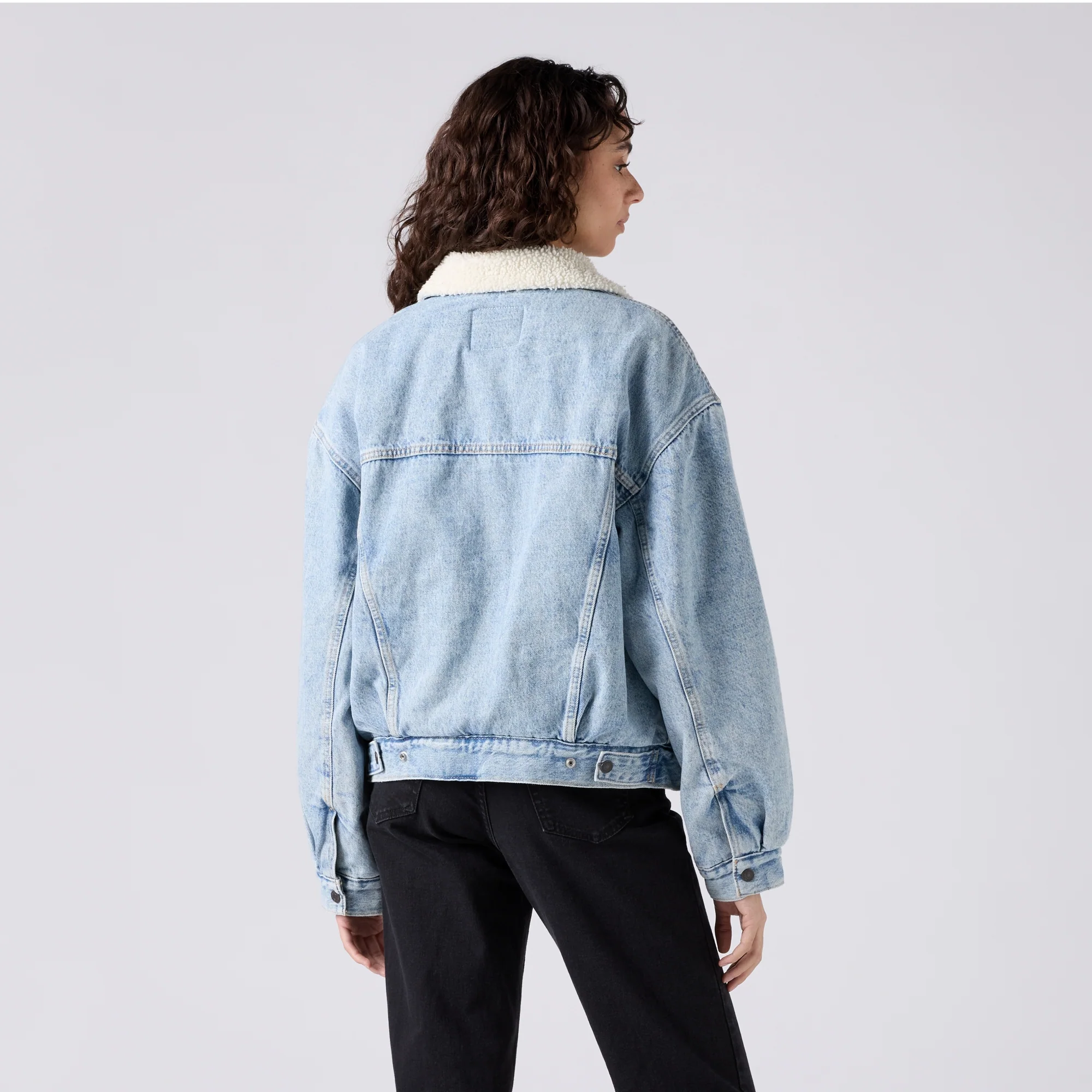 LEVI'S® WOMEN'S '90S SHERPA TRUCKER JACKET - LIGHT INDIGO - WORN IN - Image 7