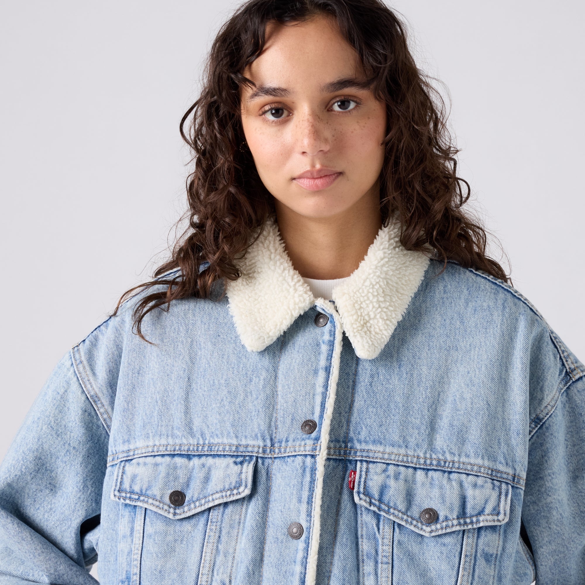 LEVI'S® WOMEN'S '90S SHERPA TRUCKER JACKET - LIGHT INDIGO - WORN IN - Image 8