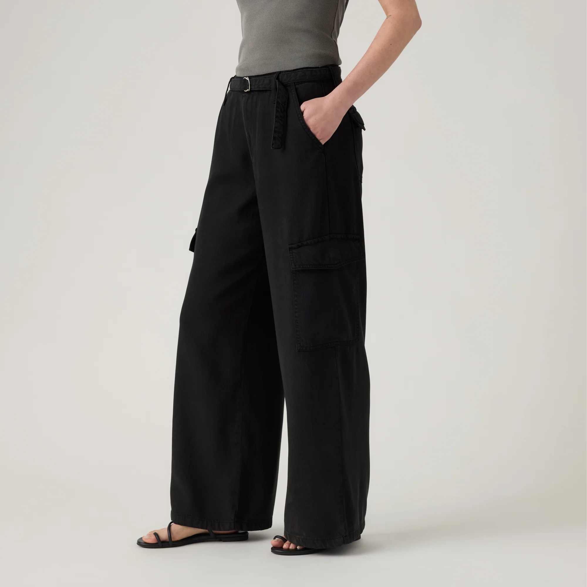 LEVI'S® WOMEN'S BAGGY DAD CARGOS - BLACK - Image 4
