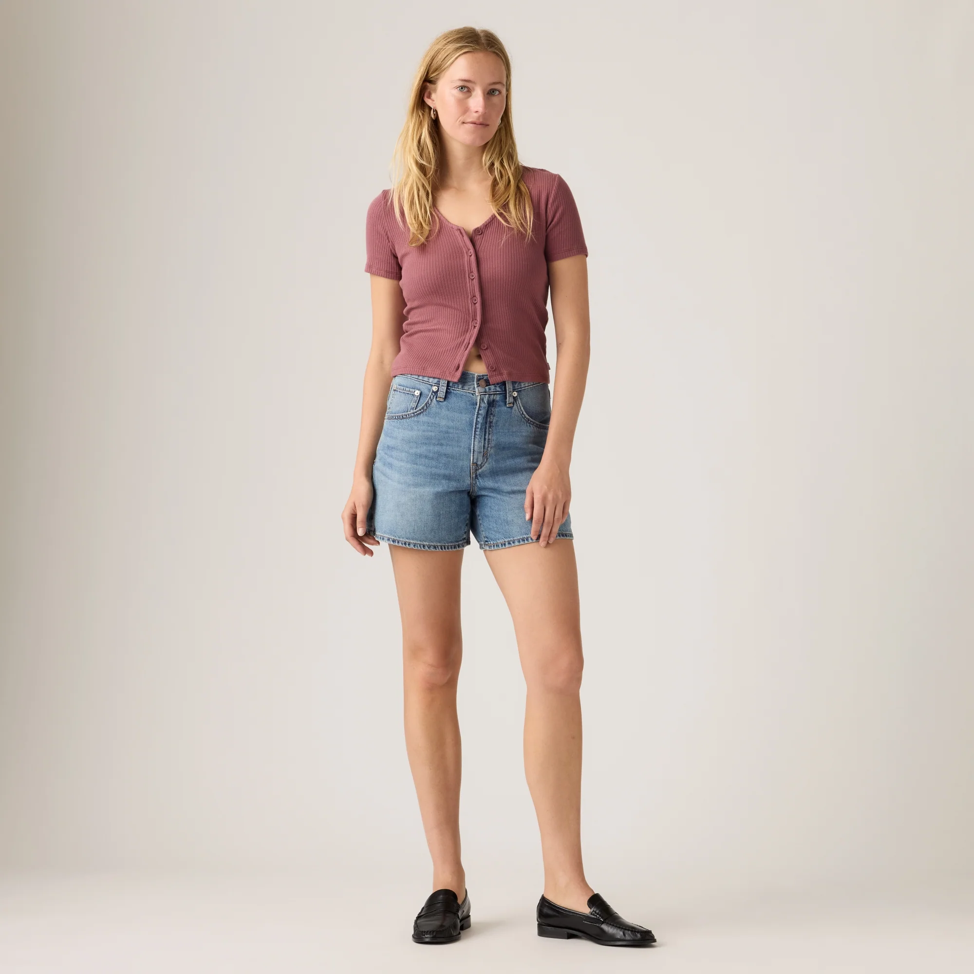 LEVI'S® WOMEN'S CINCH MID-THIGH LIGHTWEIGHT SHORTS - MED INDIGO - WORN IN - Image 2