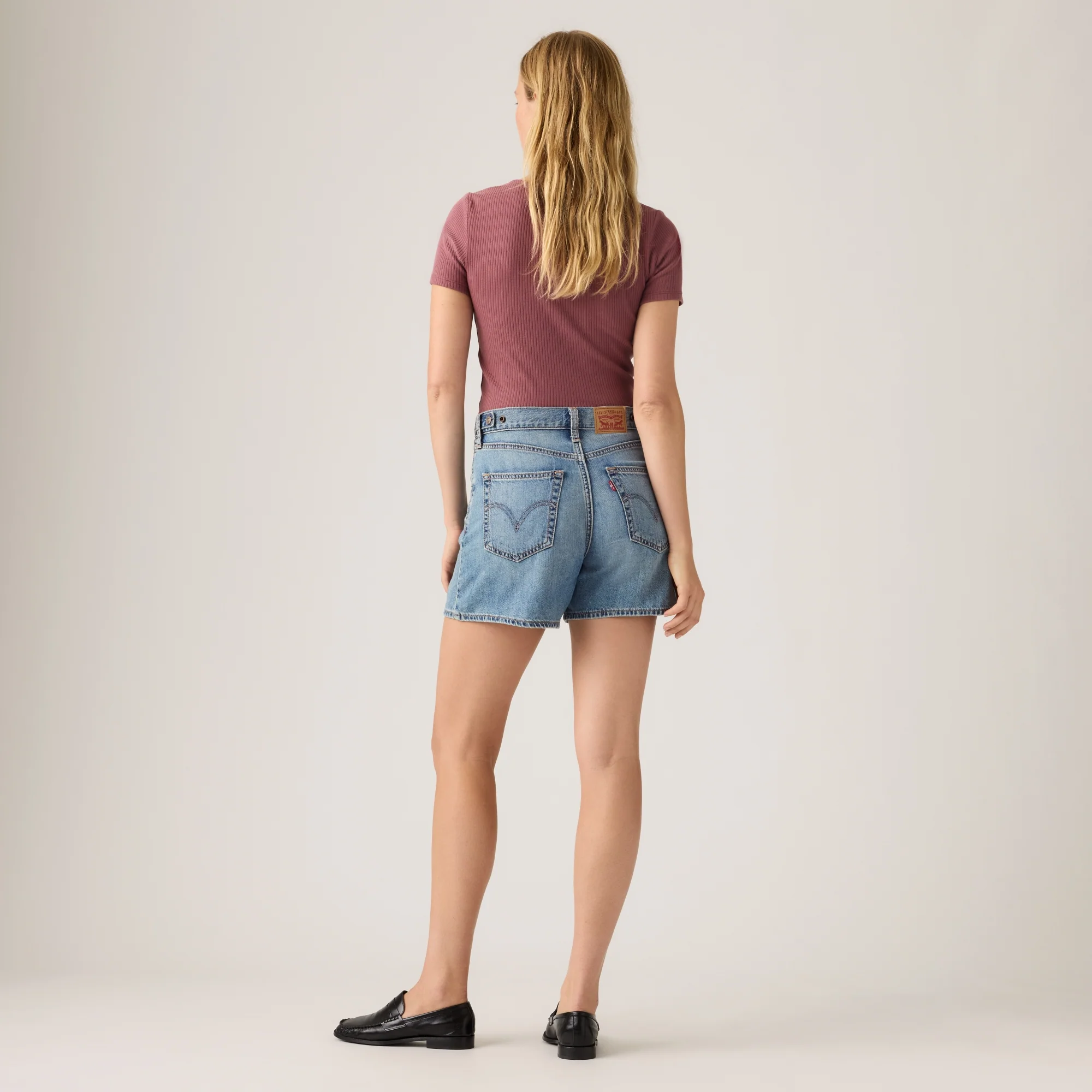 LEVI'S® WOMEN'S CINCH MID-THIGH LIGHTWEIGHT SHORTS - MED INDIGO - WORN IN - Image 3