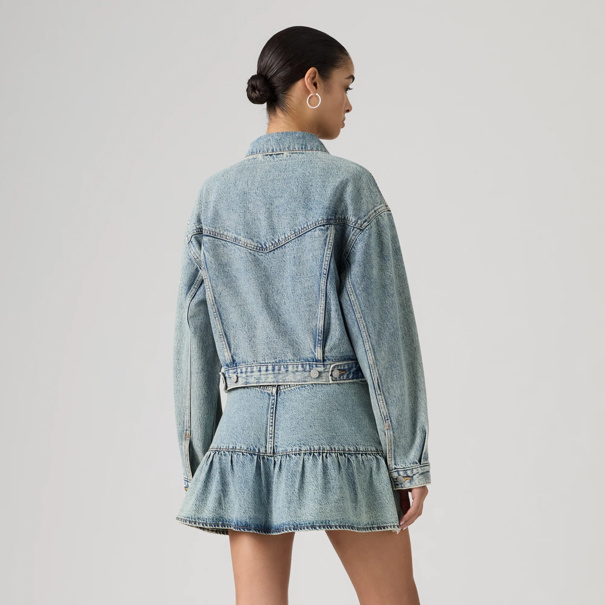 LEVI'S® WOMEN'S CROPPED '90S TRUCKER JACKET - MED INDIGO - WORN IN - Image 3