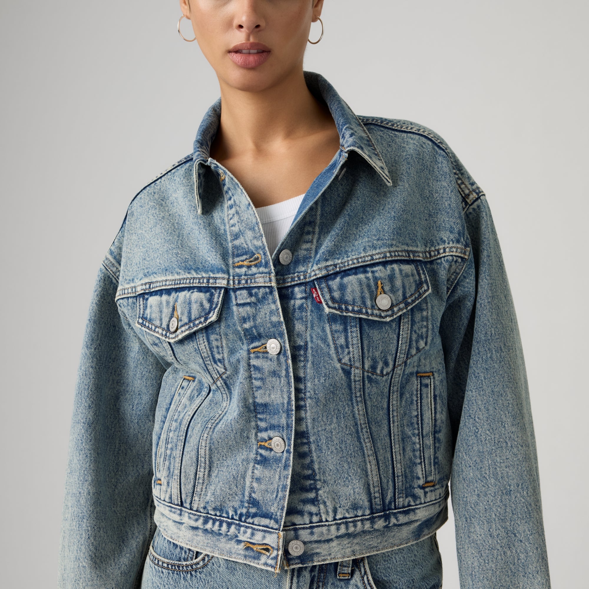 LEVI'S® WOMEN'S CROPPED '90S TRUCKER JACKET - MED INDIGO - WORN IN - Image 4