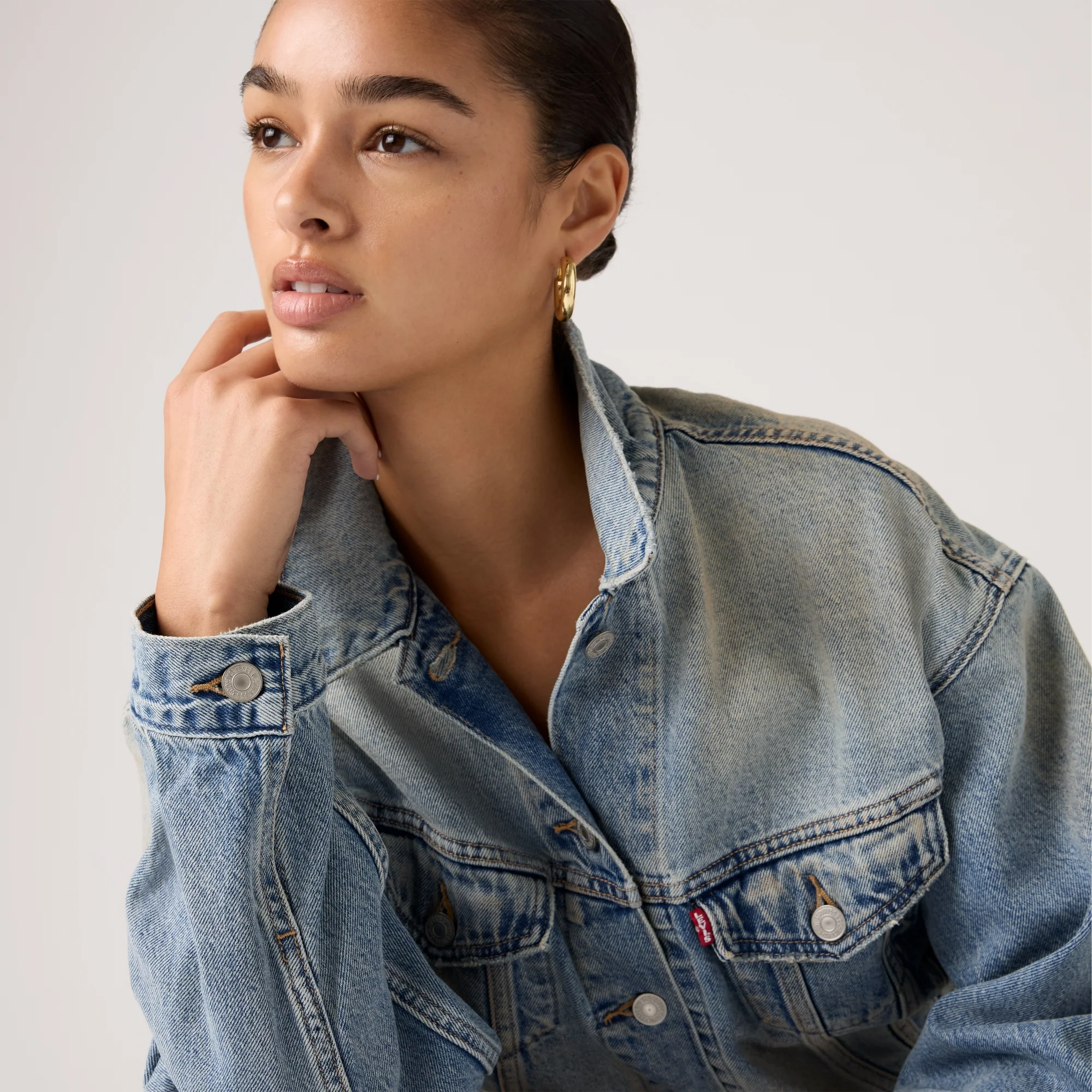 LEVI'S® WOMEN'S CROPPED '90S TRUCKER JACKET - MED INDIGO - WORN IN - Image 4