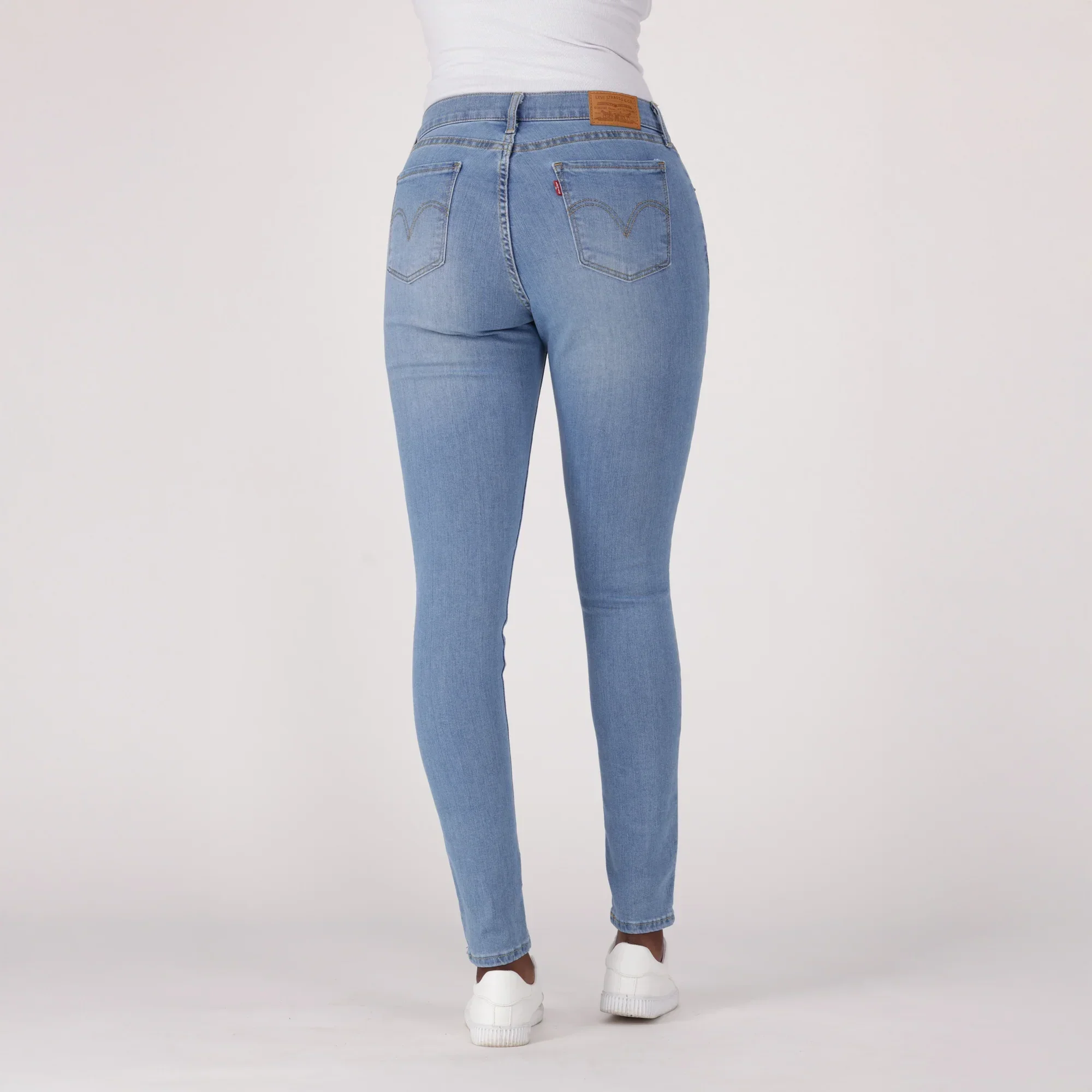LEVI'S® WOMEN'S CURVY SKINNY - MED INDIGO - WORN IN - Image 3