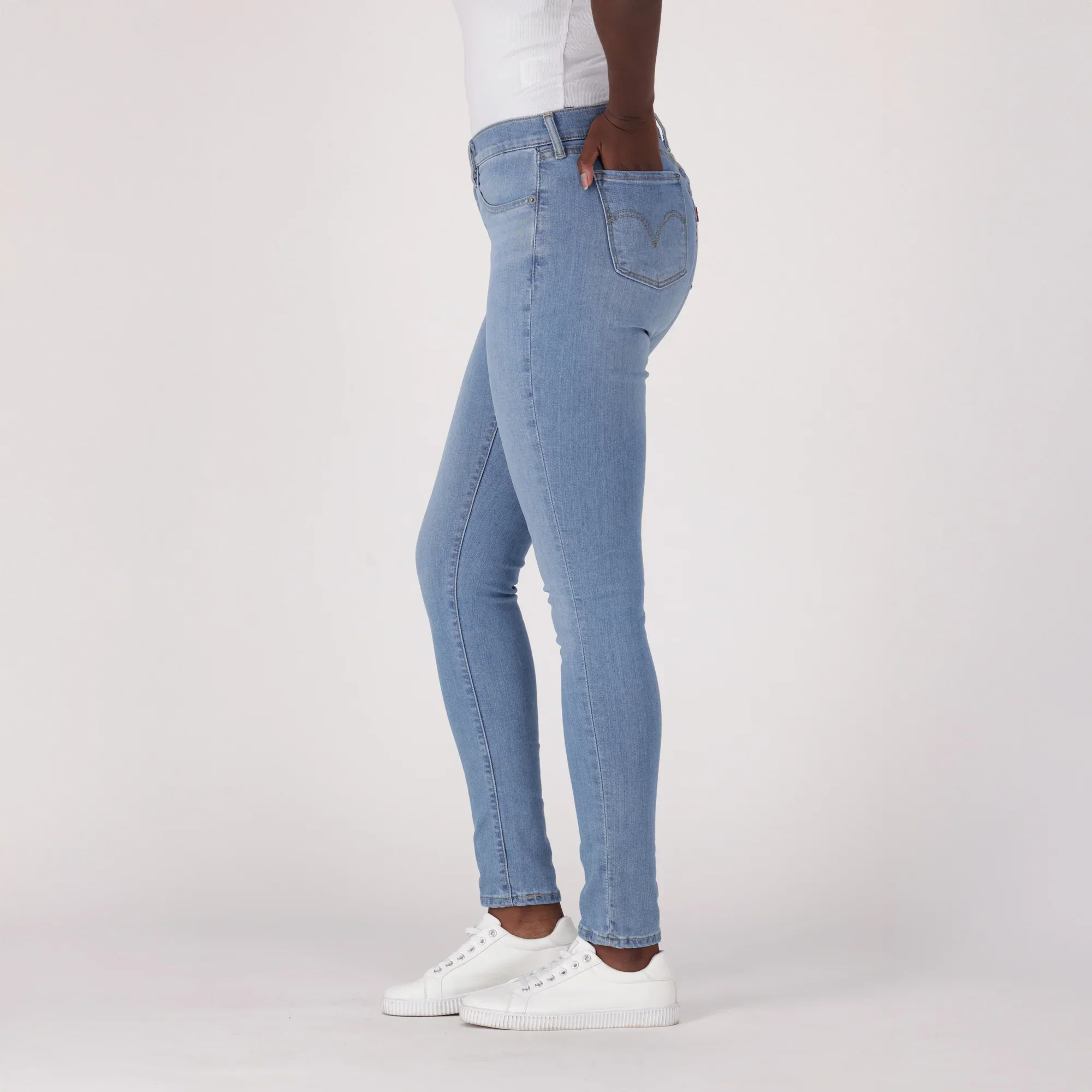 LEVI'S® WOMEN'S CURVY SKINNY - MED INDIGO - WORN IN - Image 4