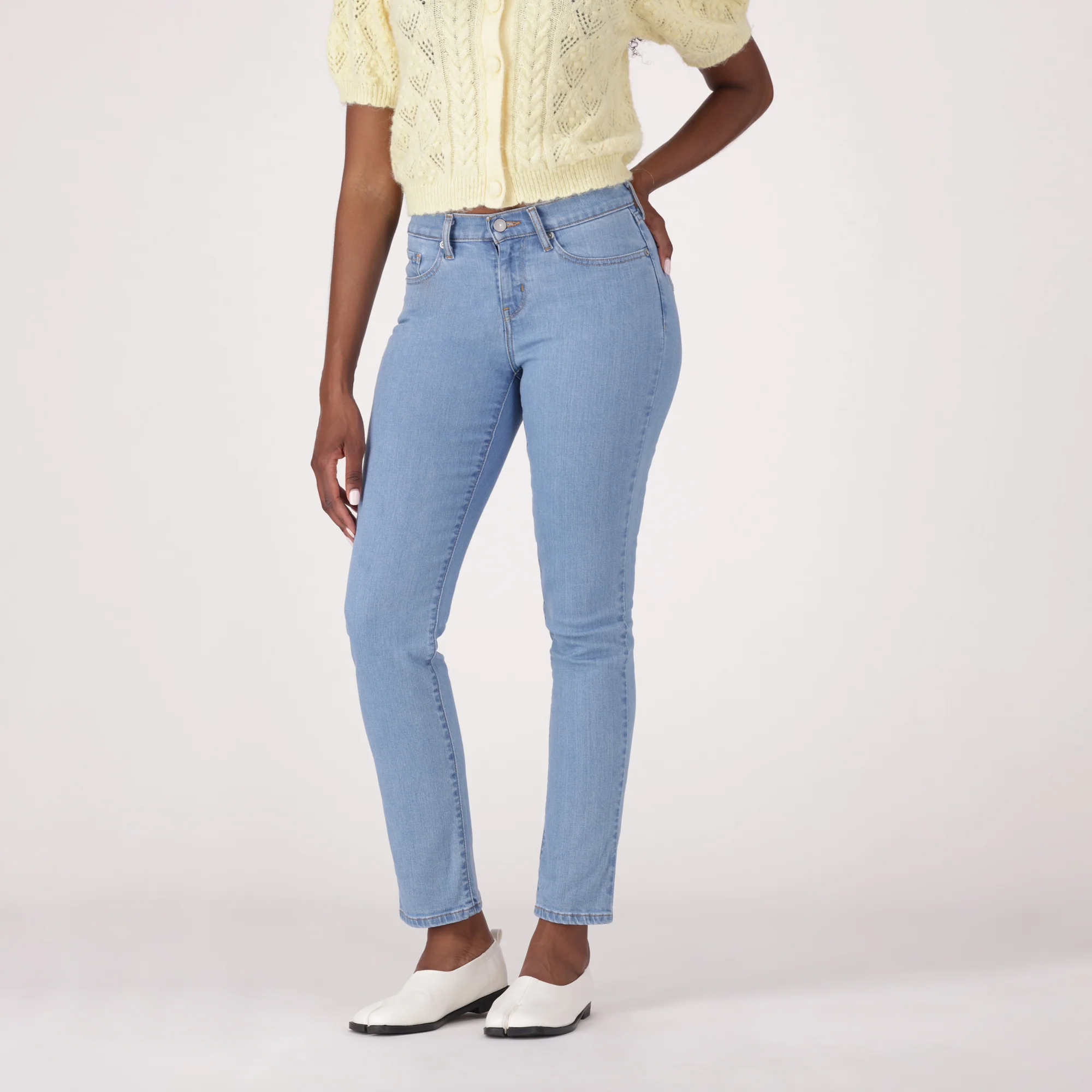 LEVI'S® WOMEN'S CURVY STRAIGHT - MED INDIGO - WORN IN - Image 2