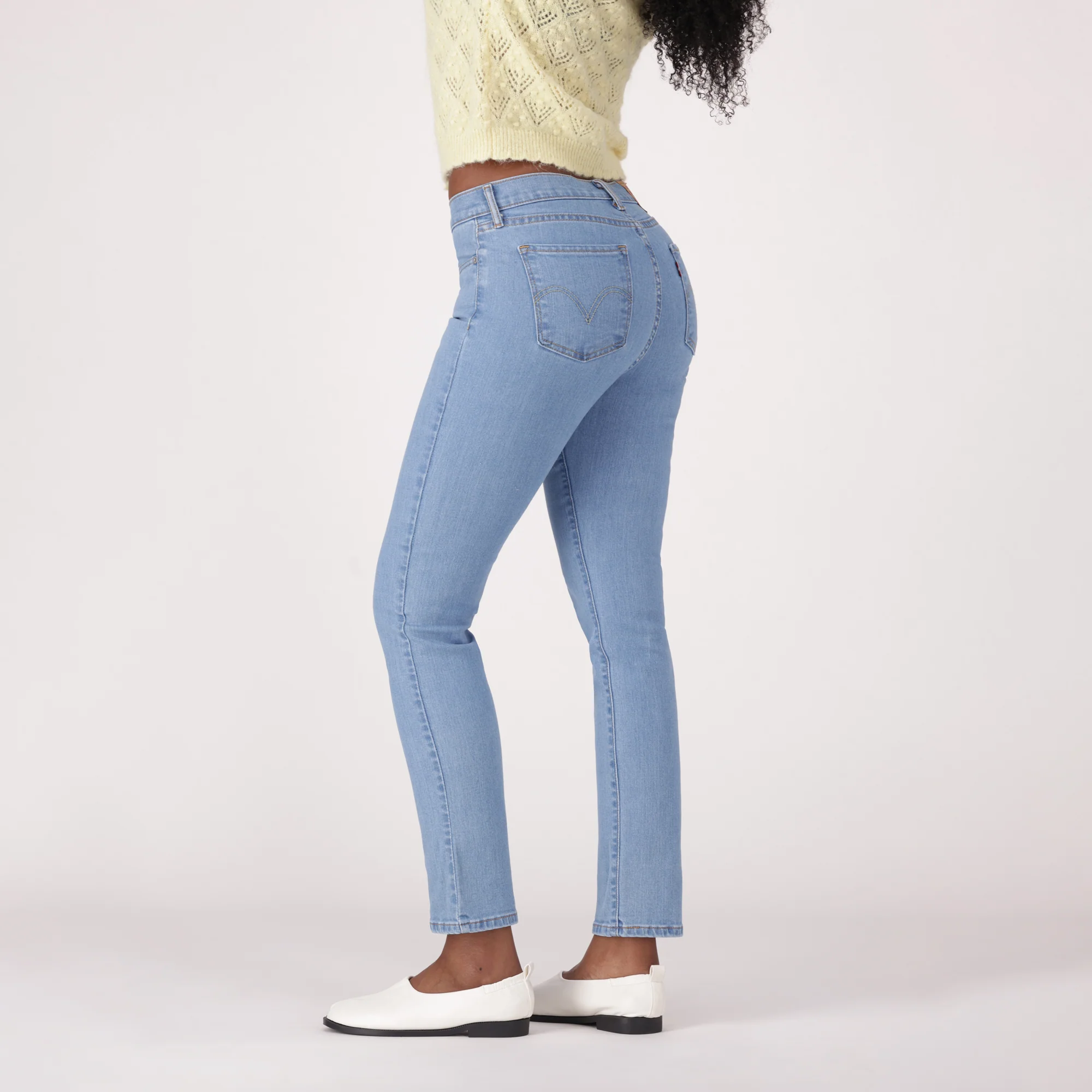 LEVI'S® WOMEN'S CURVY STRAIGHT - MED INDIGO - WORN IN - Image 4