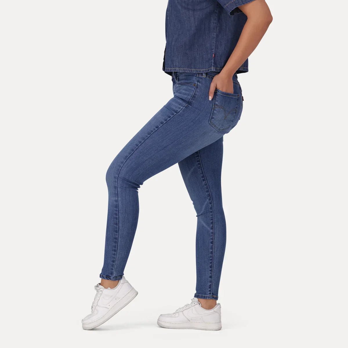 LEVI'S® WOMEN'S CURVY SUPER SKINNY  - MED INDIGO - WORN IN - Image 4