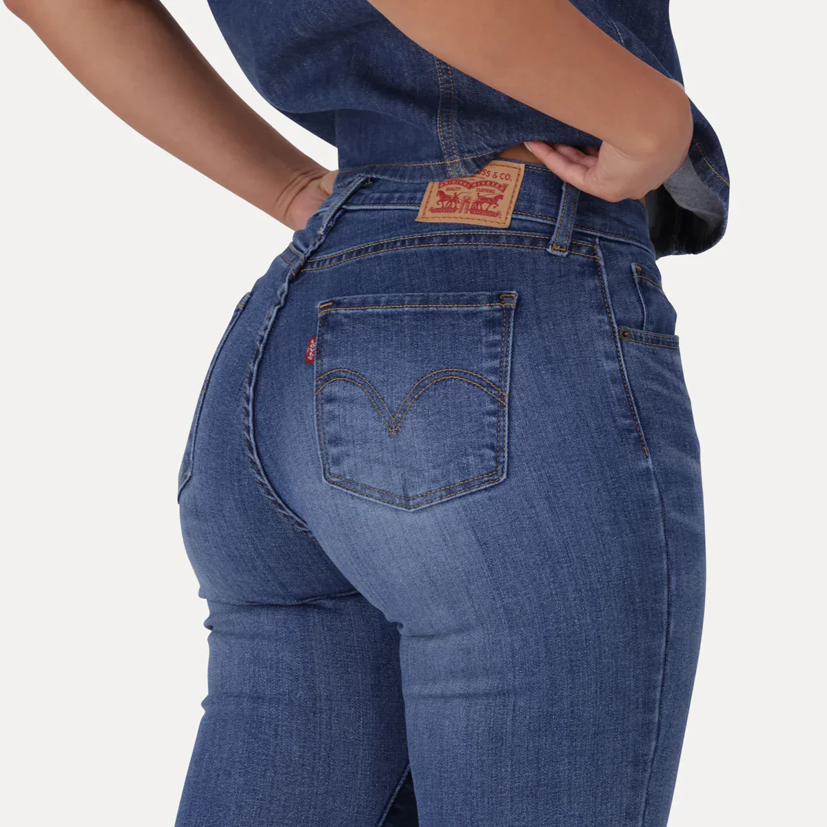 LEVI'S® WOMEN'S CURVY SUPER SKINNY  - MED INDIGO - WORN IN - Image 5