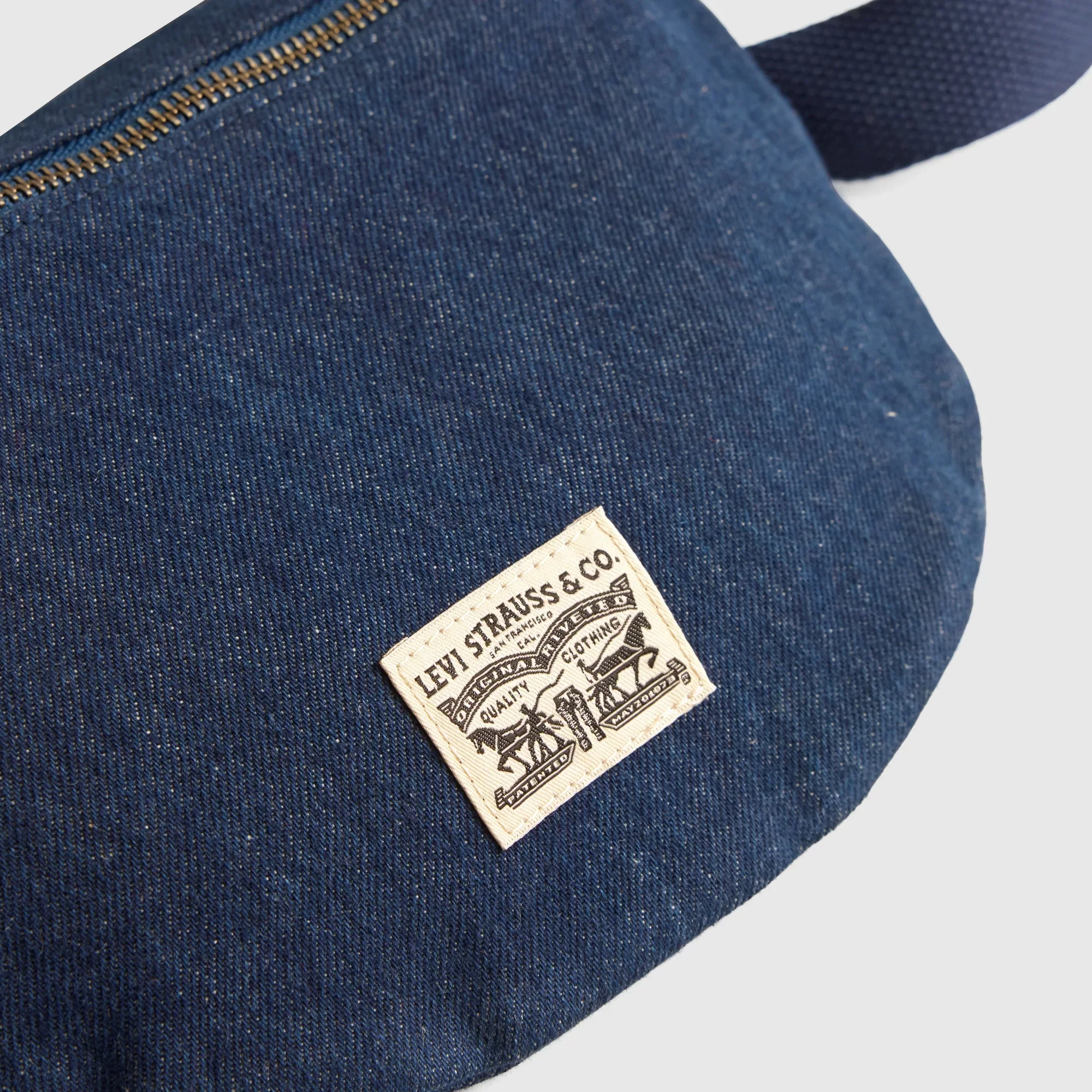LEVI'S® WOMEN'S DEVON CROSSBODY BAG - BLUE - Image 3