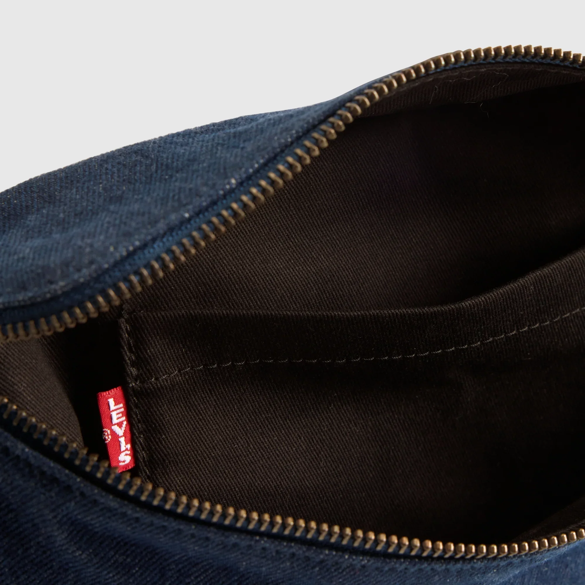LEVI'S® WOMEN'S DEVON CROSSBODY BAG - BLUE - Image 4