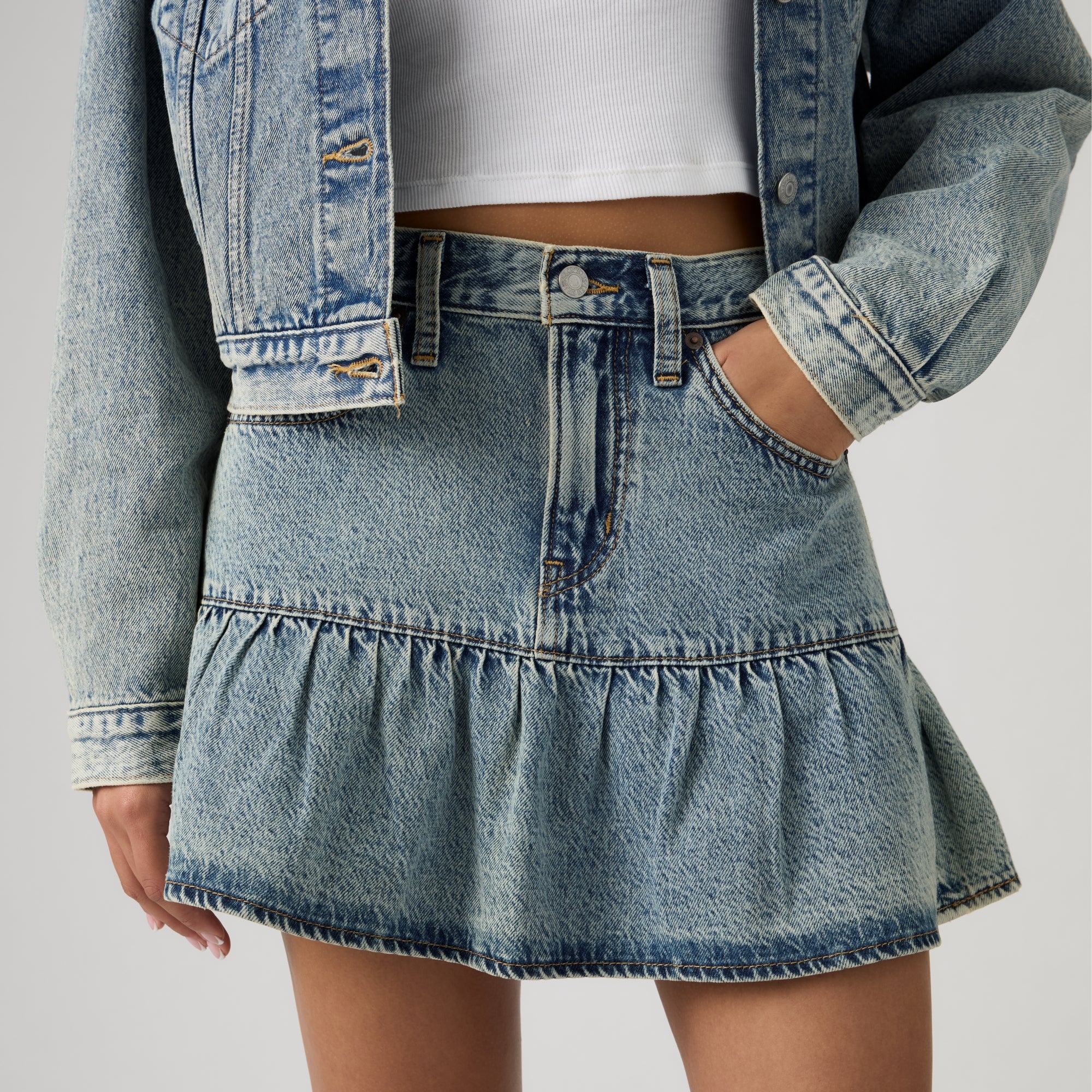 LEVI'S® WOMEN'S FLOUNCE MINI SKIRT - MED INDIGO - WORN IN - Image 5