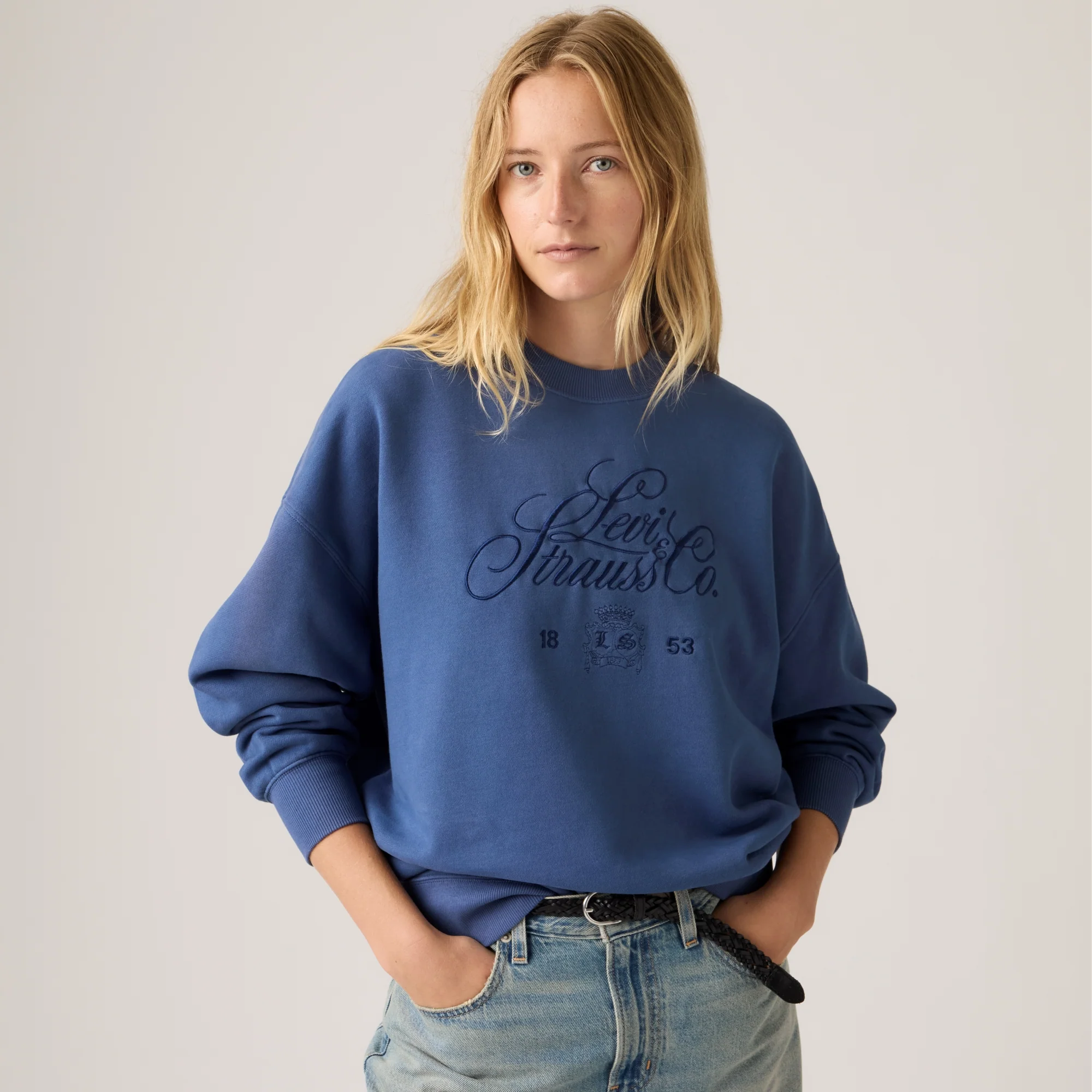 LEVI'S® WOMEN'S GRAPHIC VINTAGE OVERSIZED CREW SWEATSHIRT - BLUE - Image 2