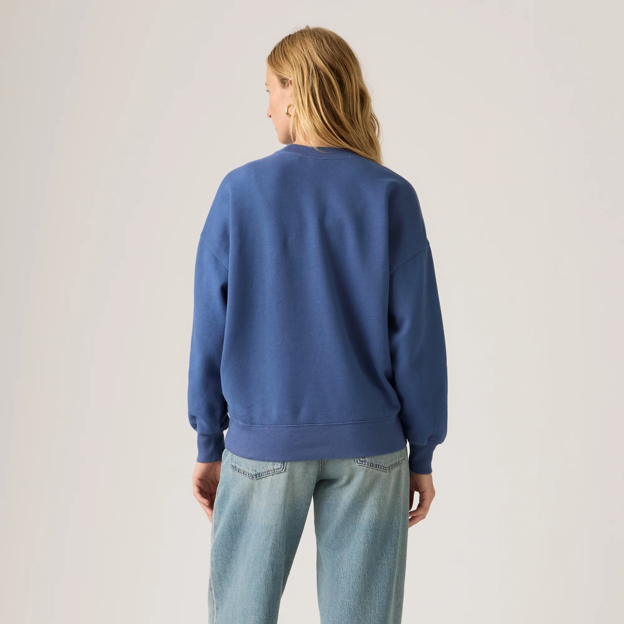 LEVI'S® WOMEN'S GRAPHIC VINTAGE OVERSIZED CREW SWEATSHIRT - BLUE - Image 3