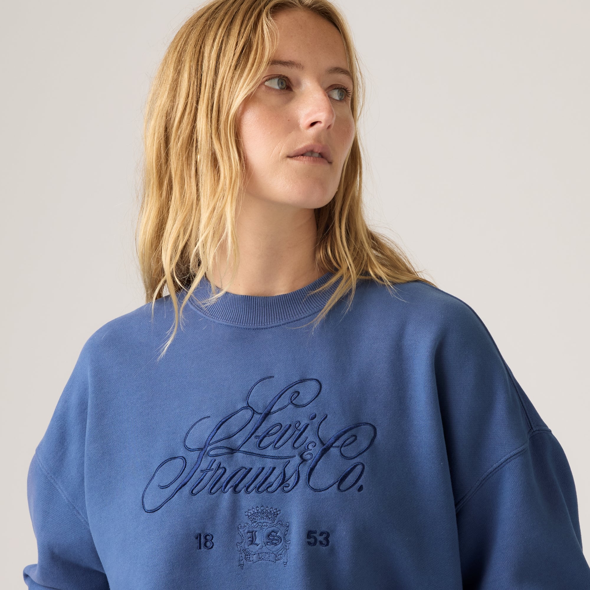 LEVI'S® WOMEN'S GRAPHIC VINTAGE OVERSIZED CREW SWEATSHIRT - BLUE - Image 4