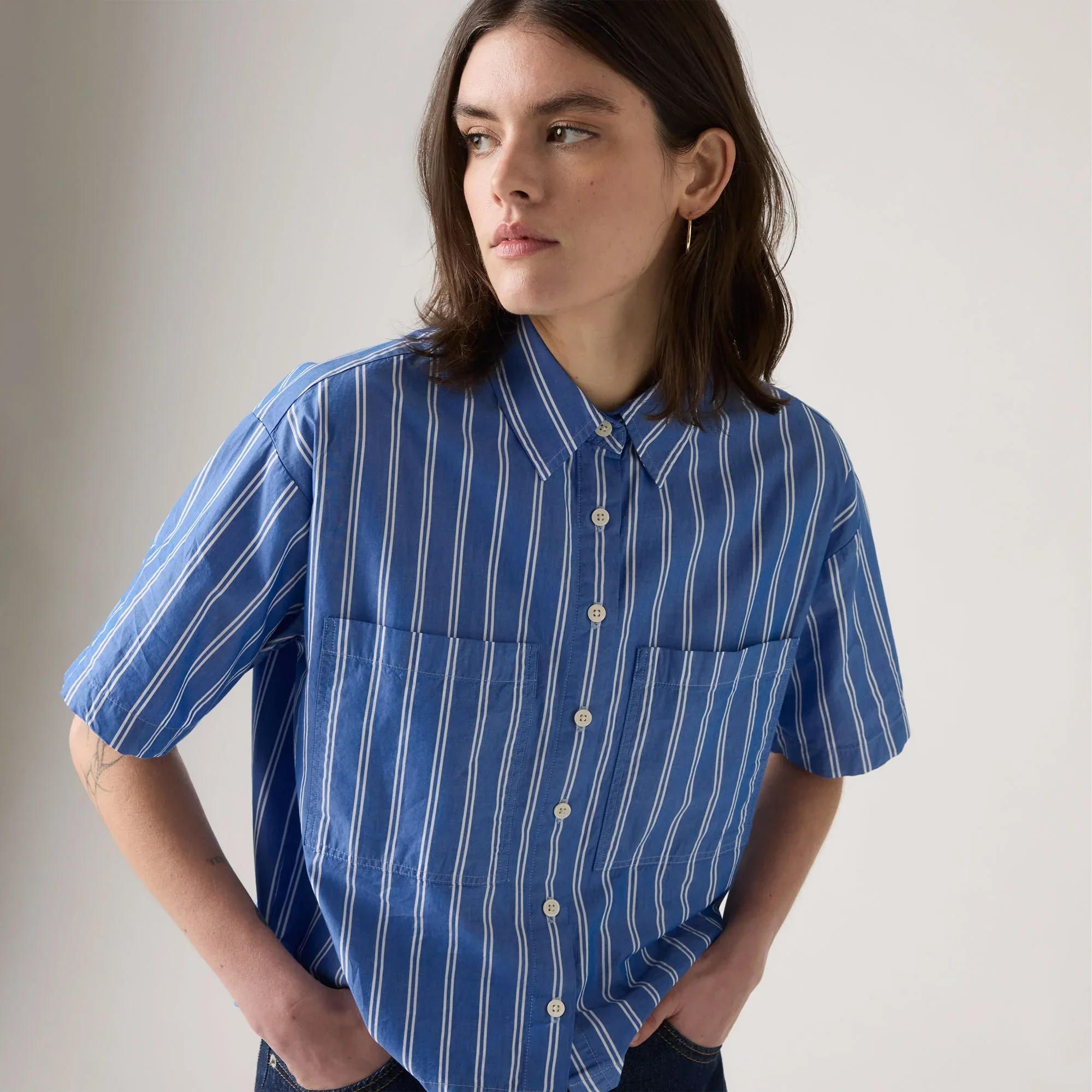 LEVI'S® WOMEN'S HARLIE SHORT-SLEEVE CROPPED SHIRT - BLUE - Image 4
