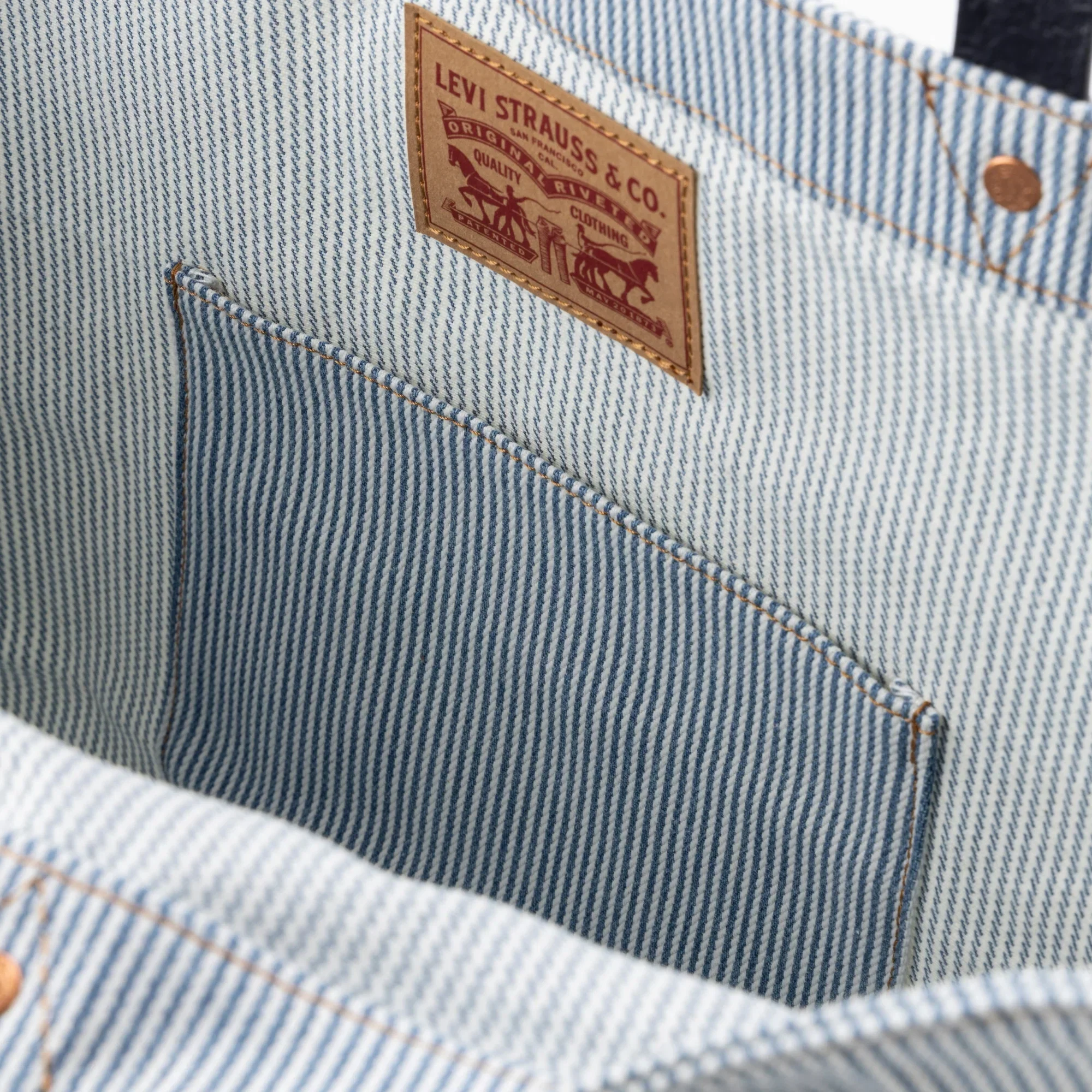 LEVI'S® WOMEN'S HERITAGE TOTE-ALL BAG - Image 3