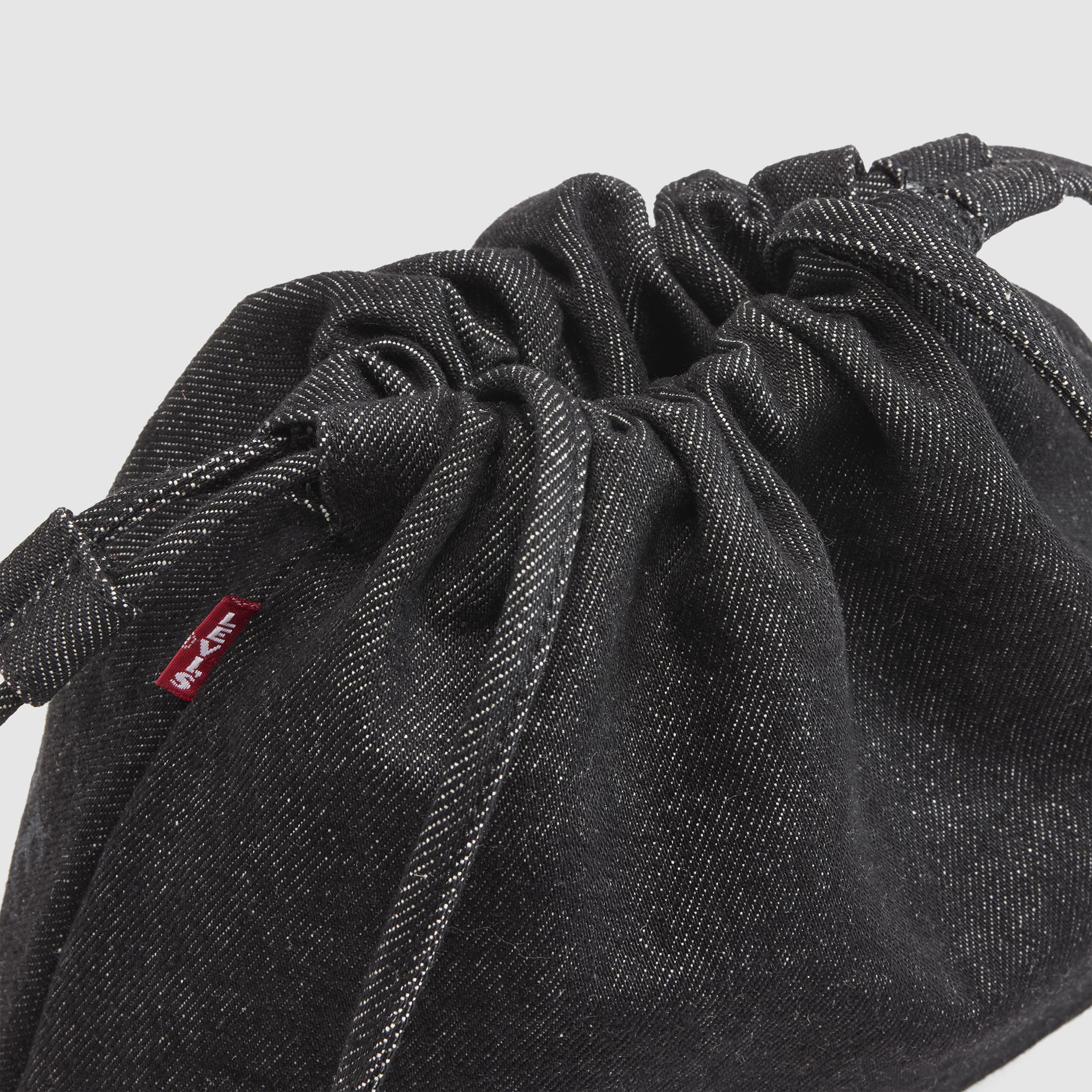 LEVI'S® WOMEN'S ISABELLE CROSSBODY BAG - BLACK - Image 4