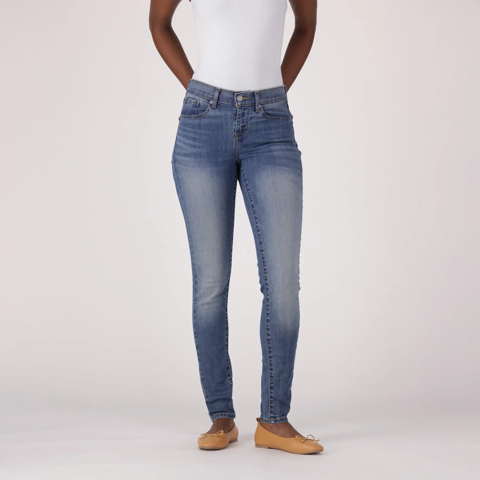 LEVI'S® WOMEN'S CURVY SKINNY - MED INDIGO - WORN IN - Image 2