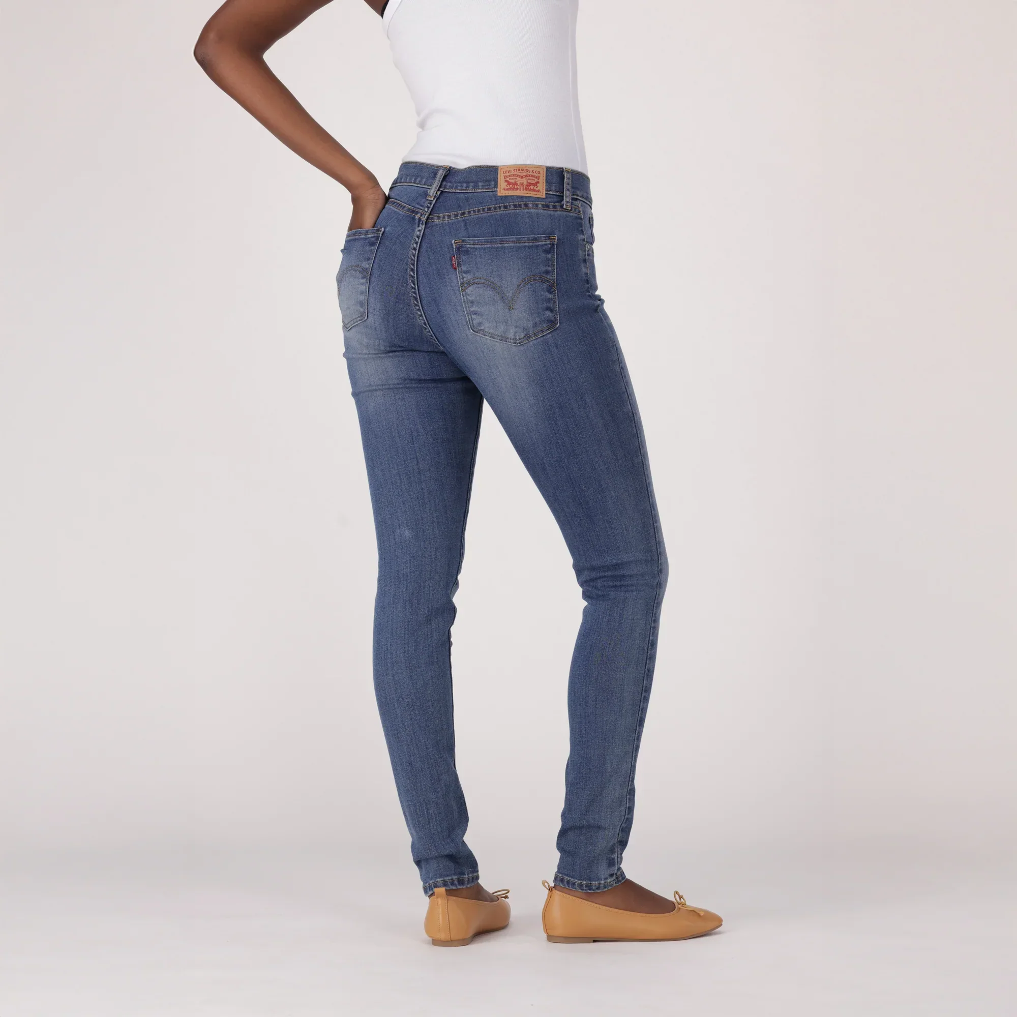 LEVI'S® WOMEN'S CURVY SKINNY - MED INDIGO - WORN IN - Image 3