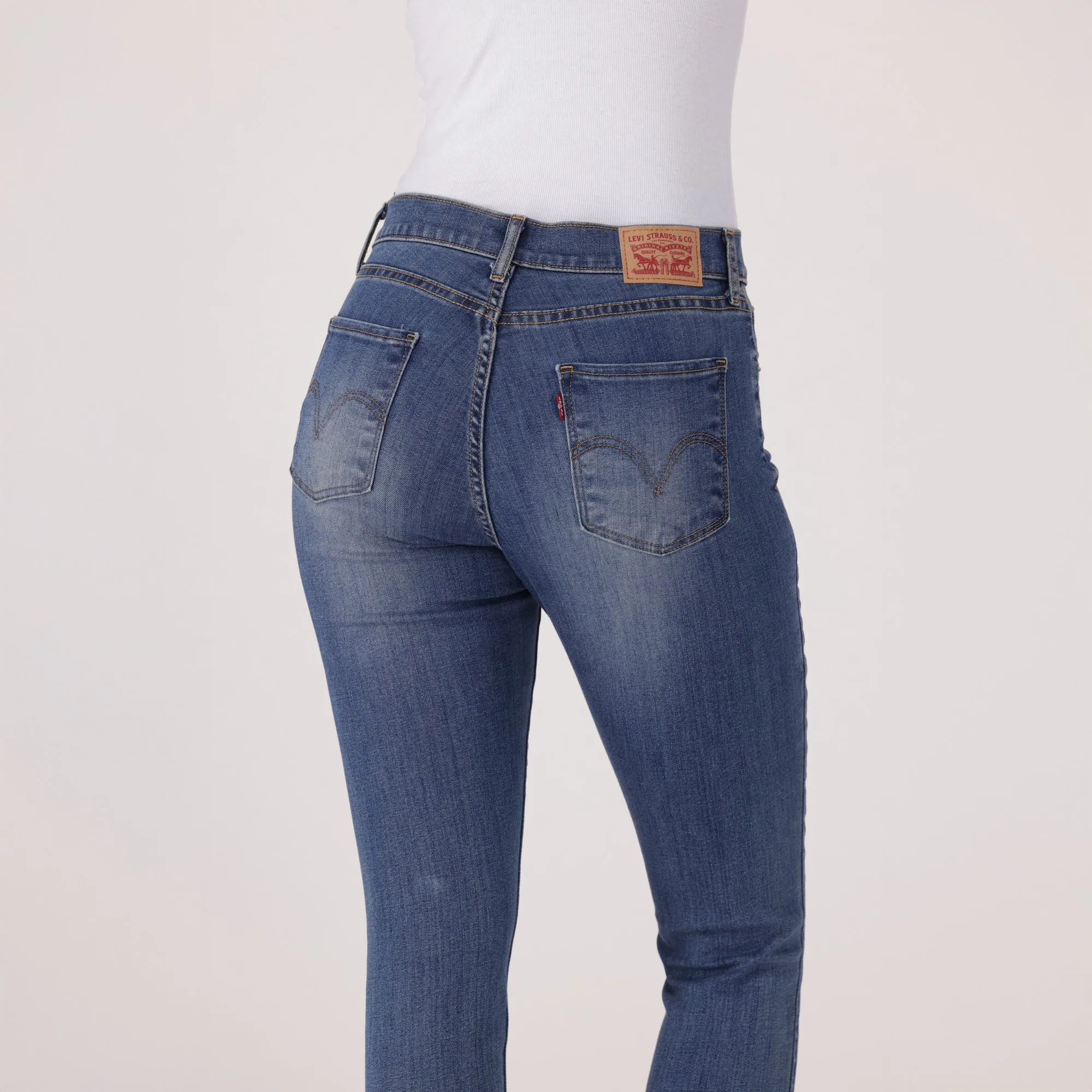 LEVI'S® WOMEN'S CURVY SKINNY - MED INDIGO - WORN IN - Image 5
